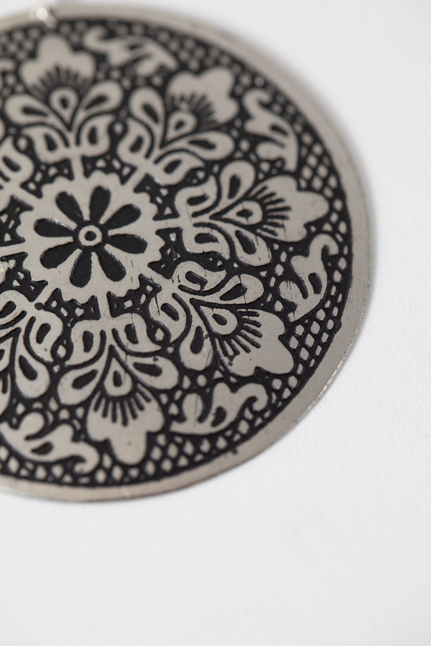 Earrings large disc embossed metal 2D silver/black*^
