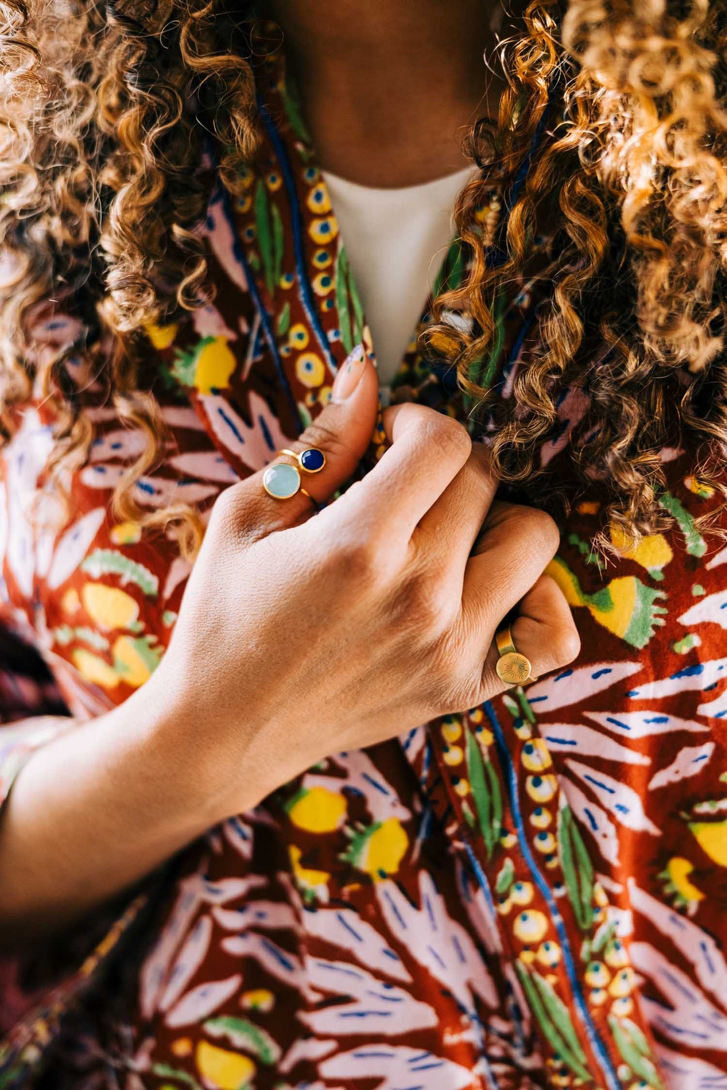 Ring double stone chalcedony/brass adj blu/grn/gld