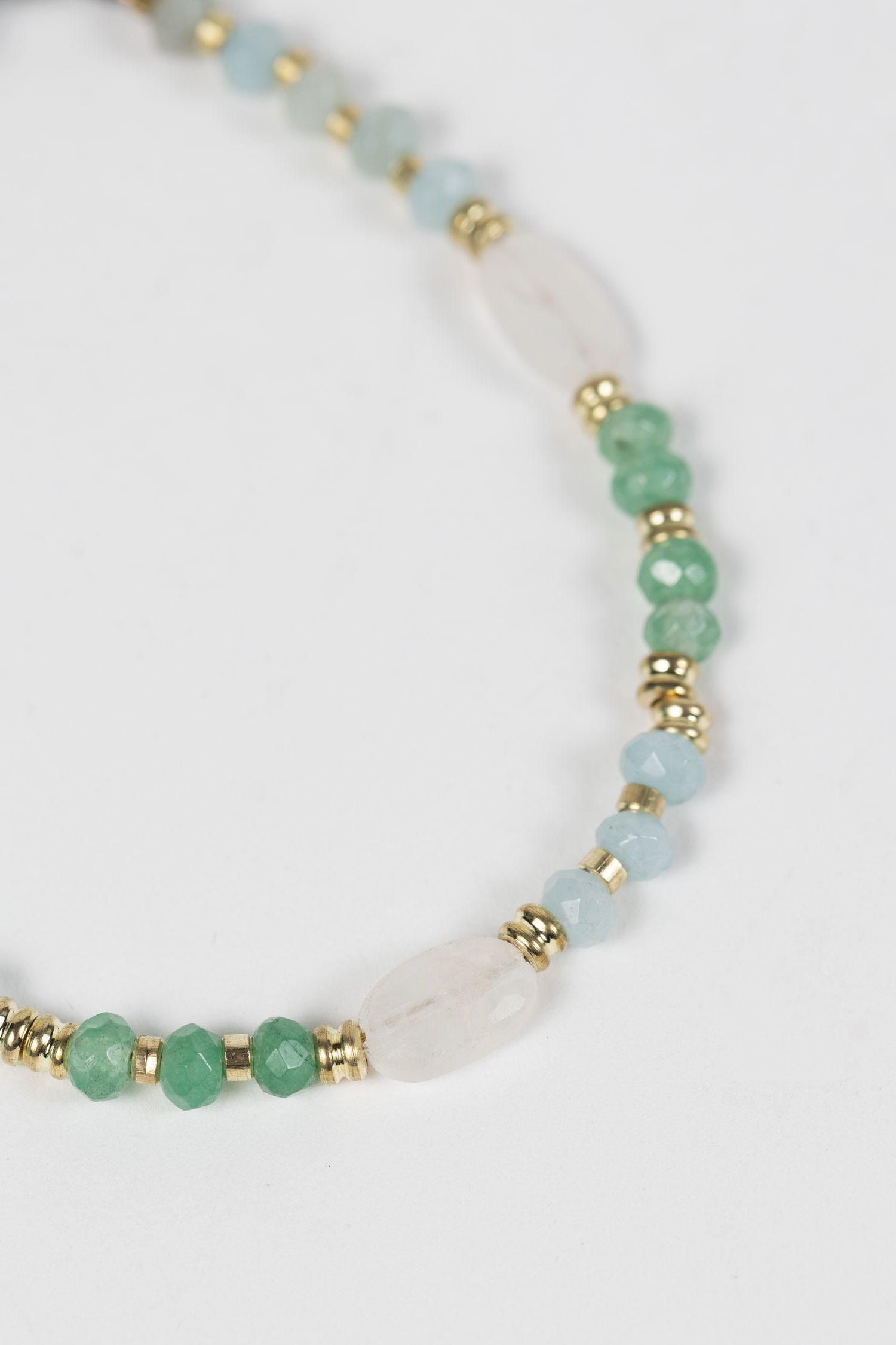 Bracelet moonstone/onyx cttn cord adj wht/aqua/gld