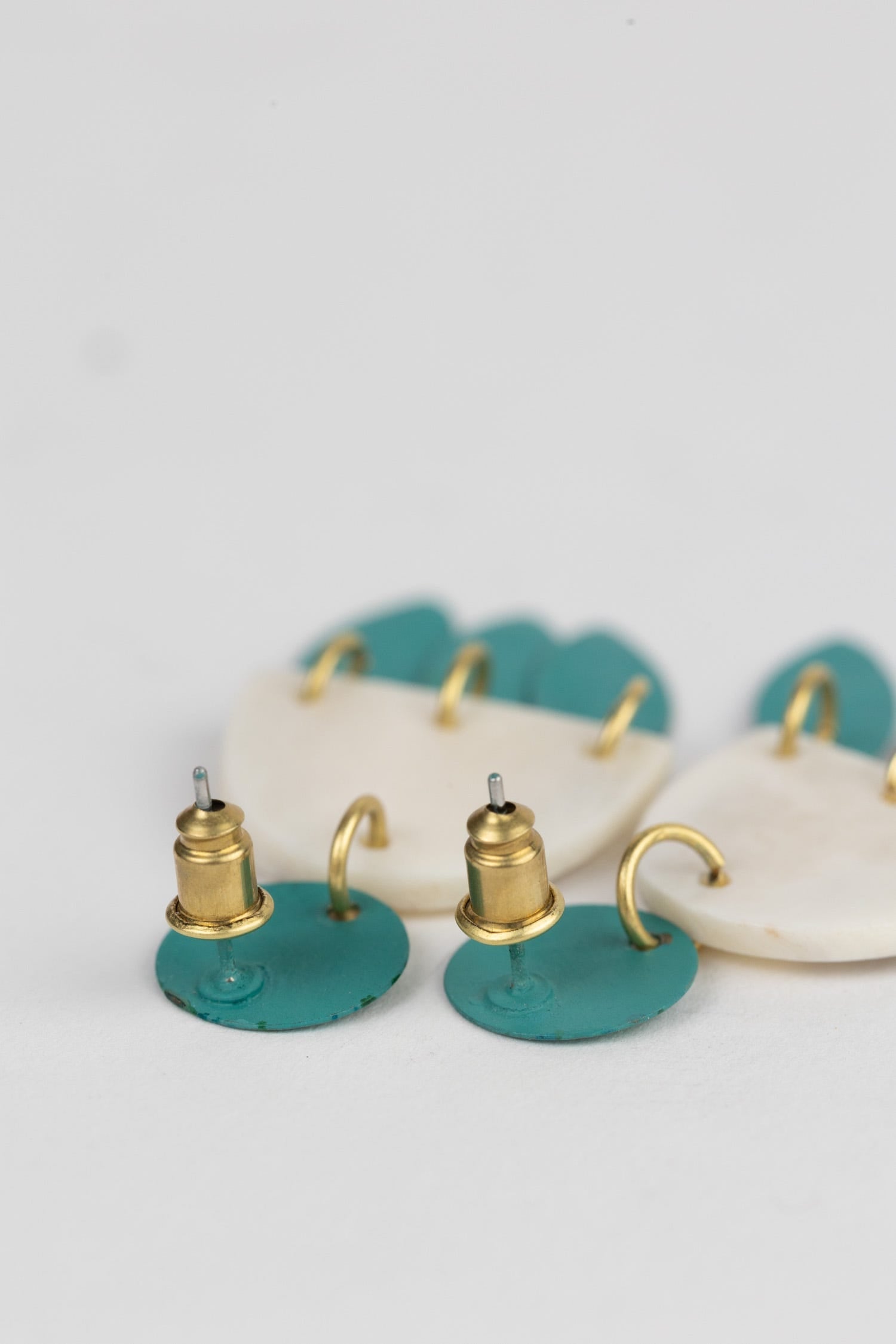 Earrings post rain drops patina/bone 2L teal/wht