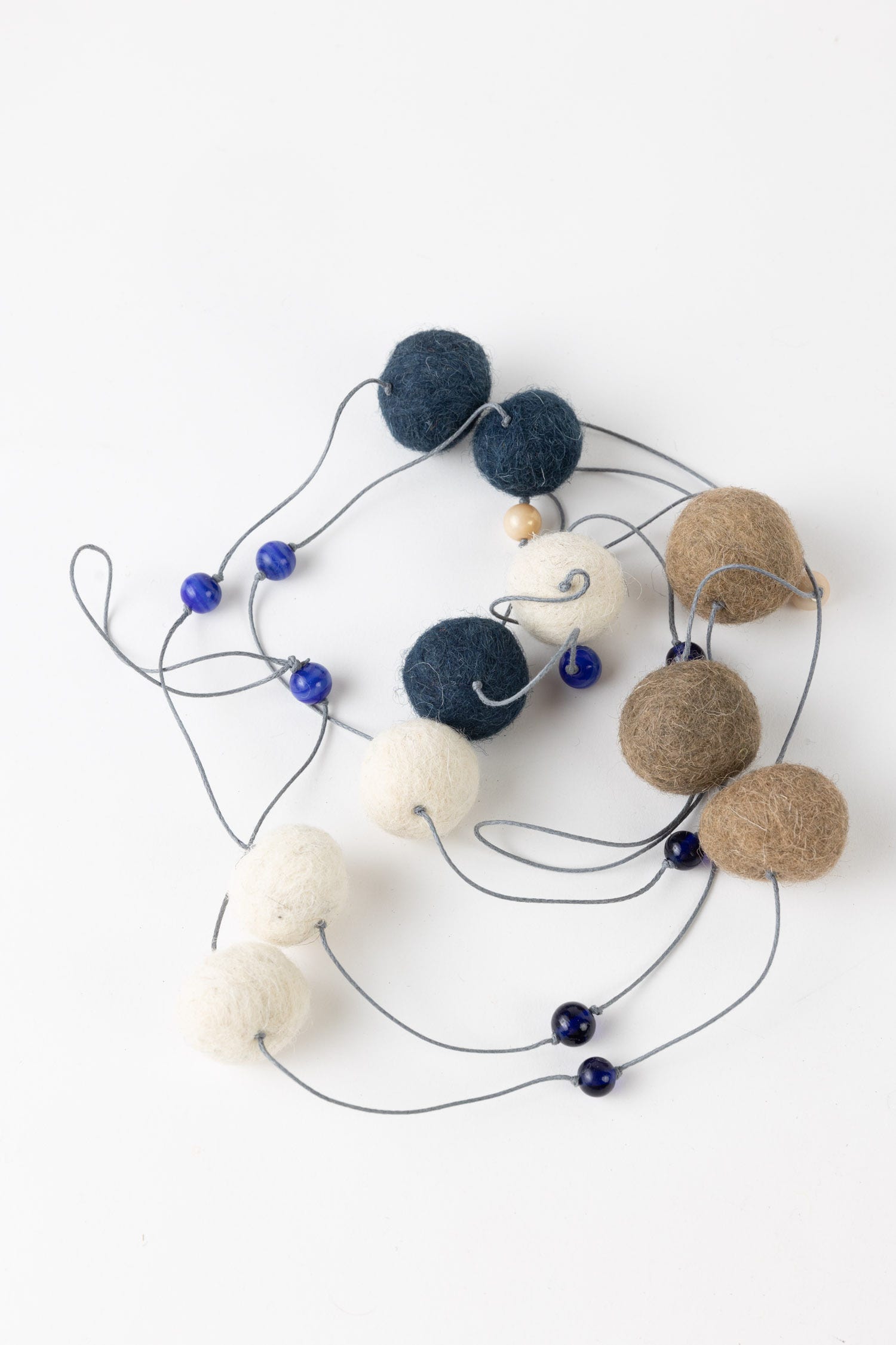Garland balls/beads felt/glass 82L tan/blu/wht