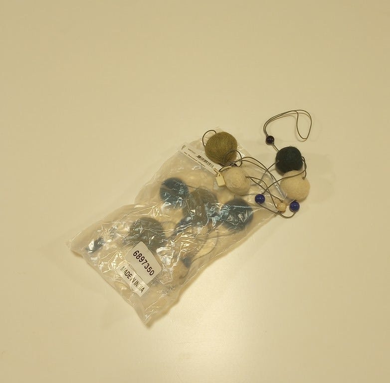 Garland balls/beads felt/glass 82L tan/blu/wht
