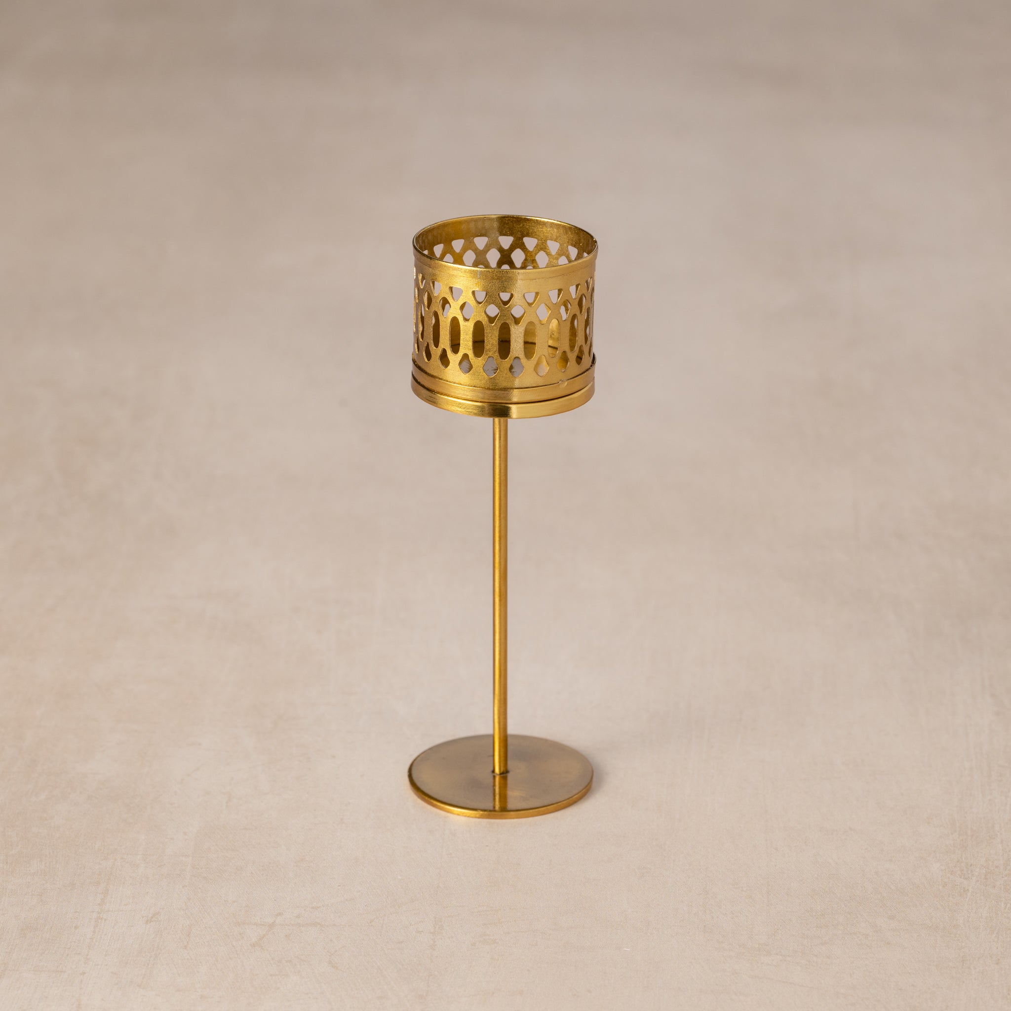 Candleholder medium cutout w/stand M/2 iron 6H br