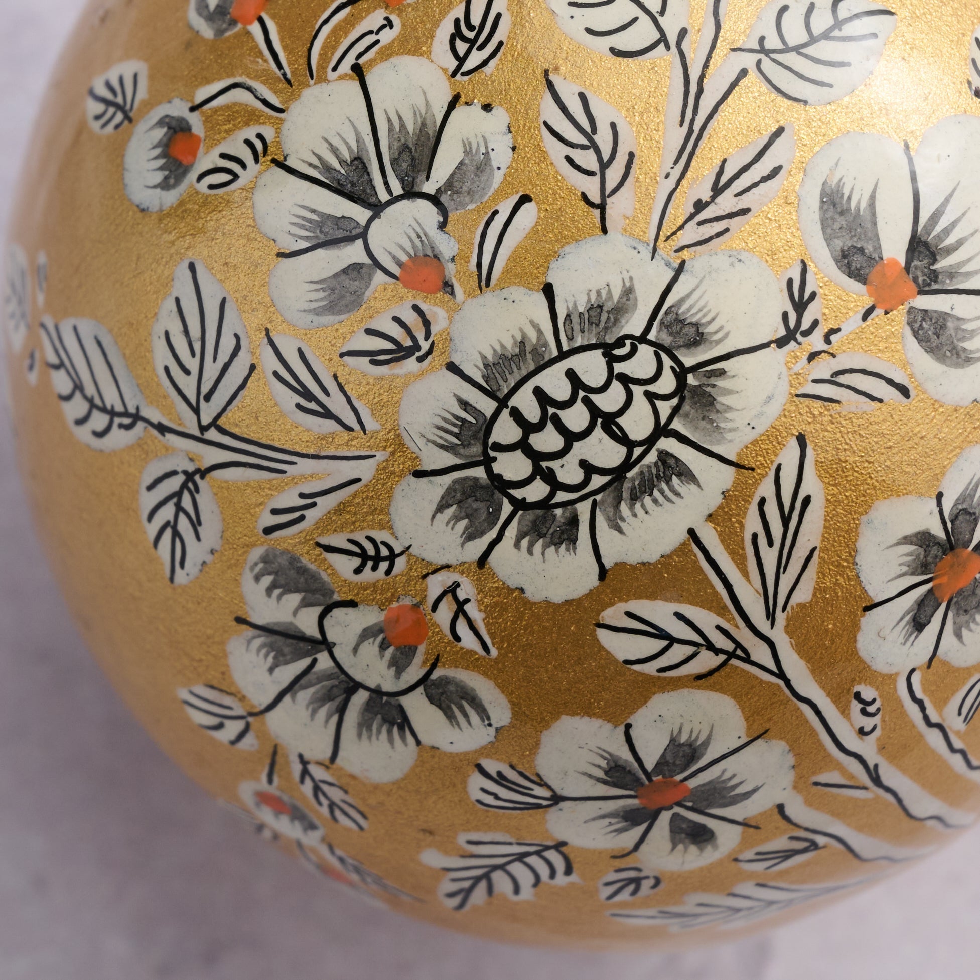 Ornament ball M/3 painted paper mache 2.5D gold
