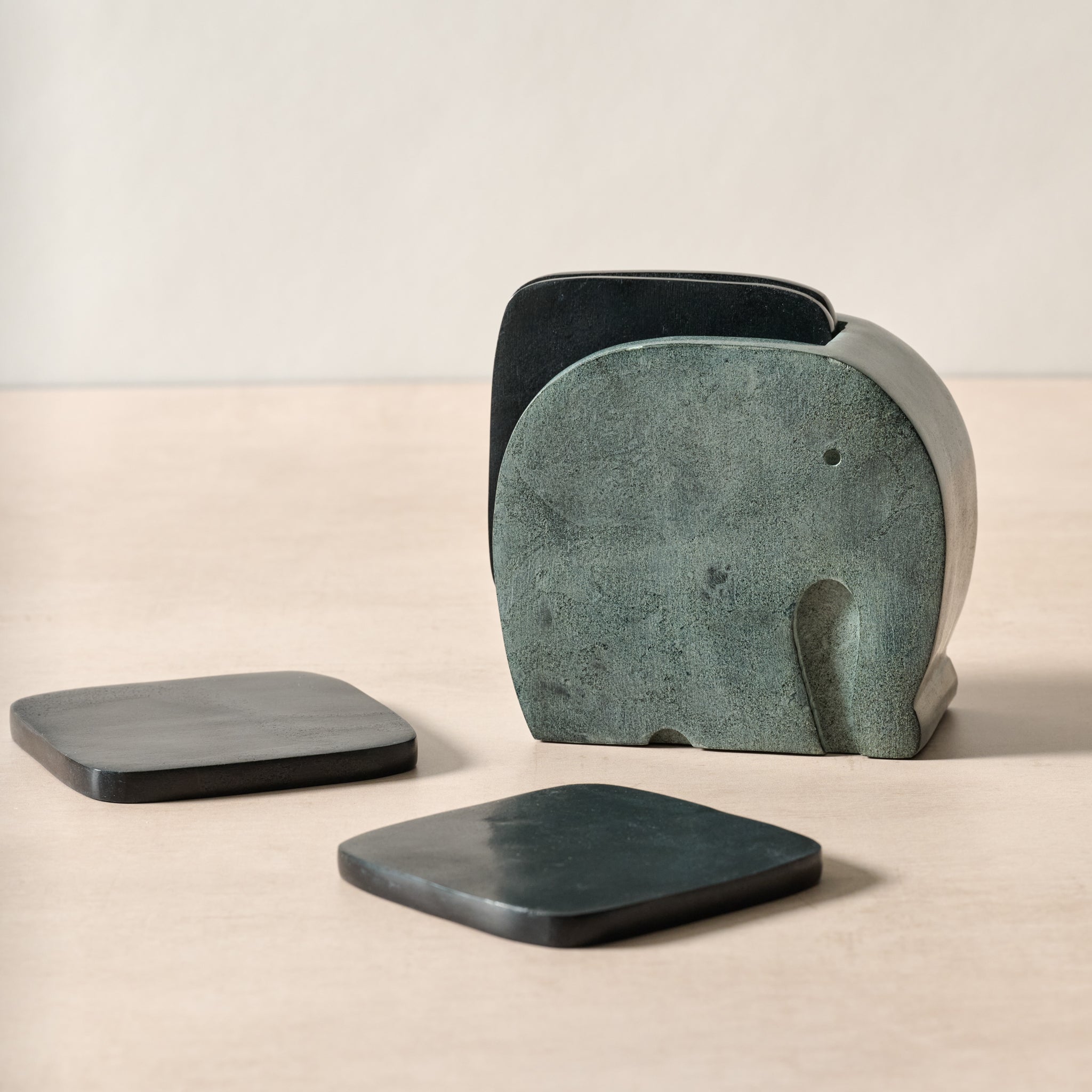 Coasters s/4 elephant w/holder stn 5Lx5H gray/blk