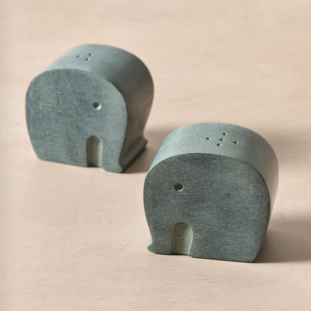 Salt & pepper shakers elephant stn 2.5Lx2.25H gray