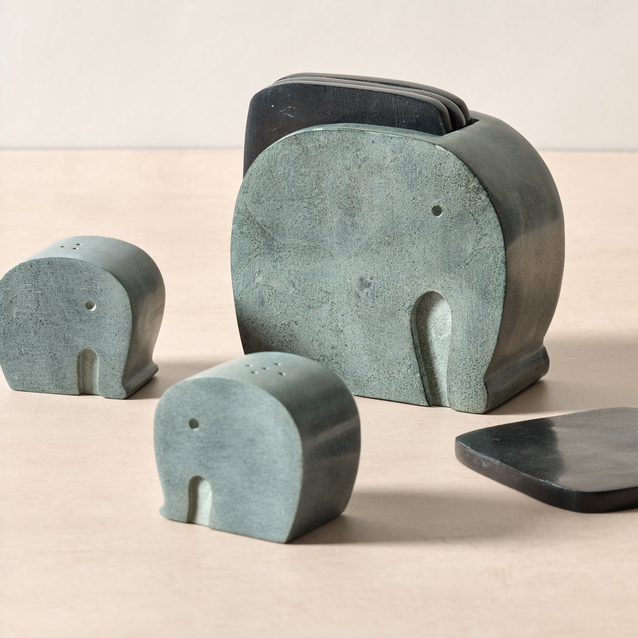 Coasters s/4 elephant w/holder stn 5Lx5H gray/blk