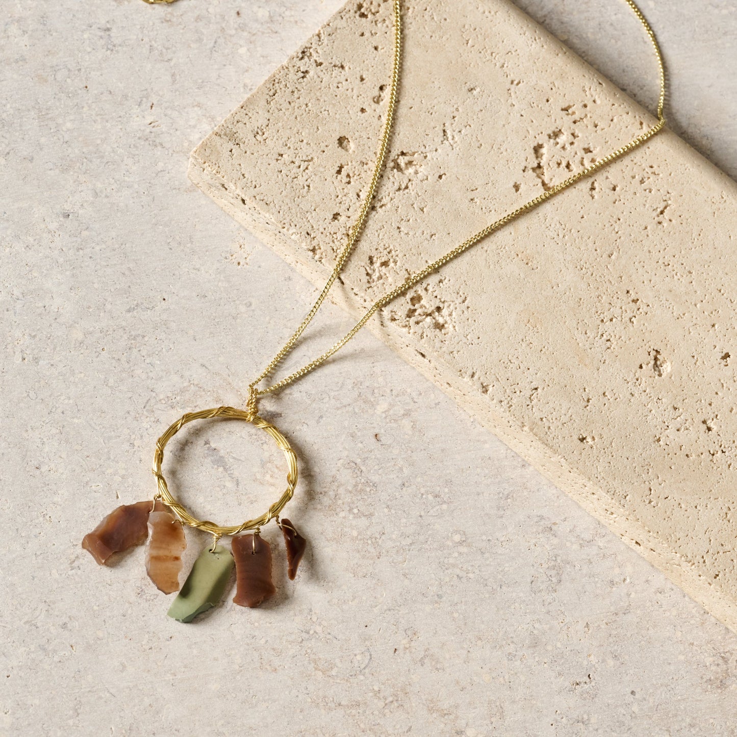 Necklace pendand rnd stone chip/br 22L gld/gry/brn
