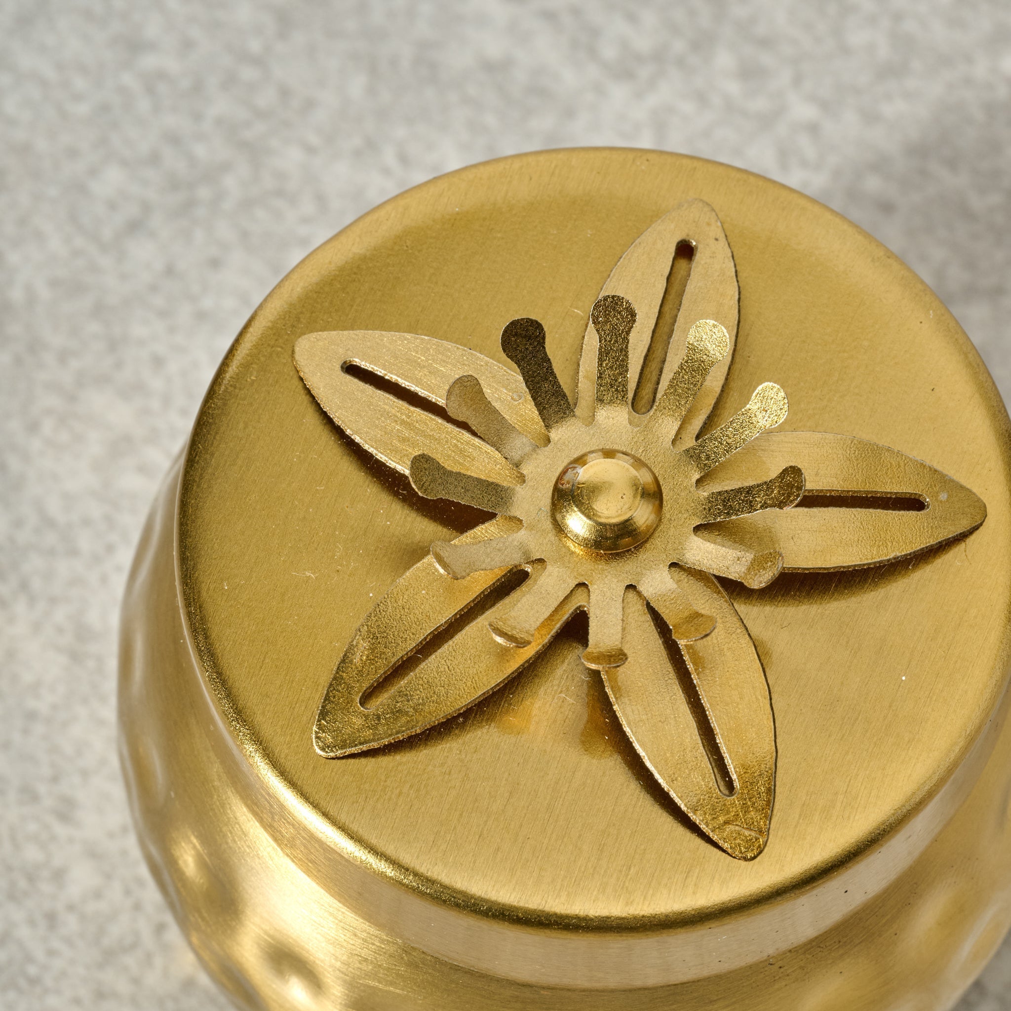 Box w/lid single flower iron 3Dx2.5H brass