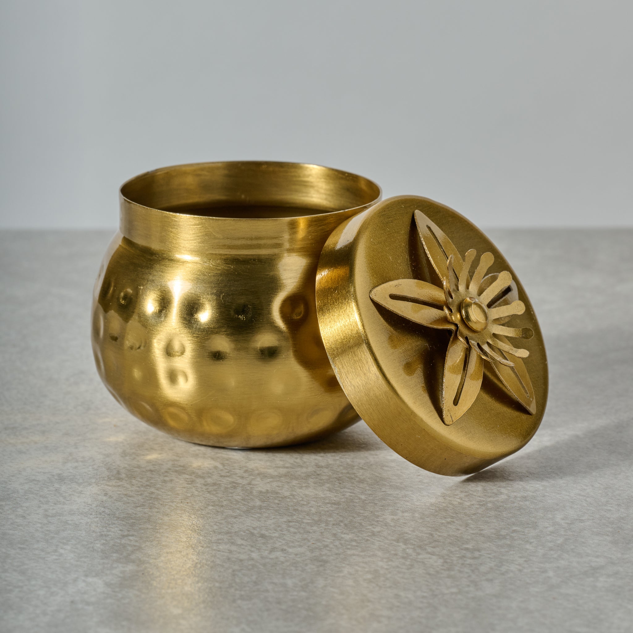 Box w/lid single flower iron 3Dx2.5H brass