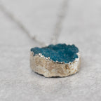 Necklace rnd geode pend druzy stn/br 23L silv/blue