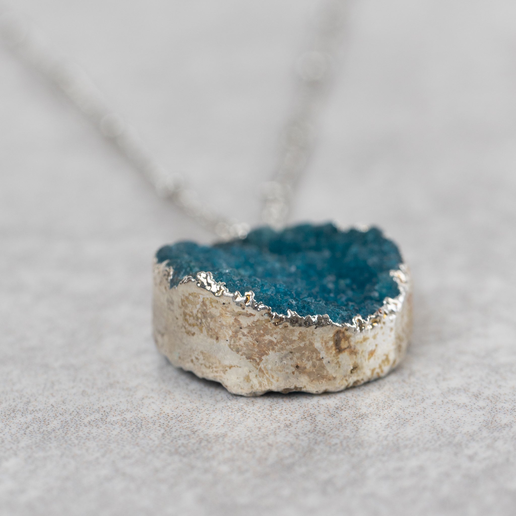 Necklace rnd geode pend druzy stn/br 23L silv/blue