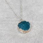 Necklace rnd geode pend druzy stn/br 23L silv/blue