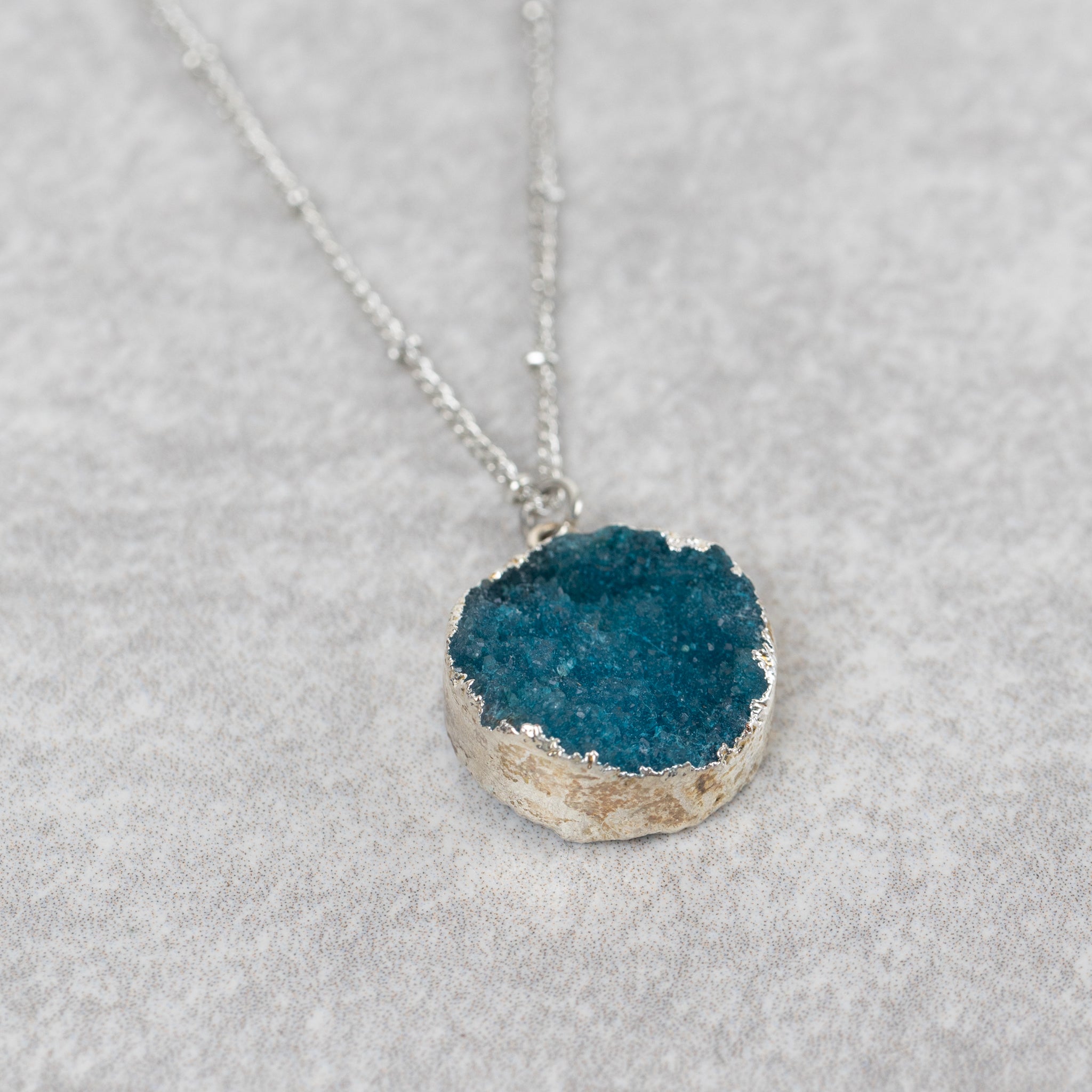 Necklace rnd geode pend druzy stn/br 23L silv/blue