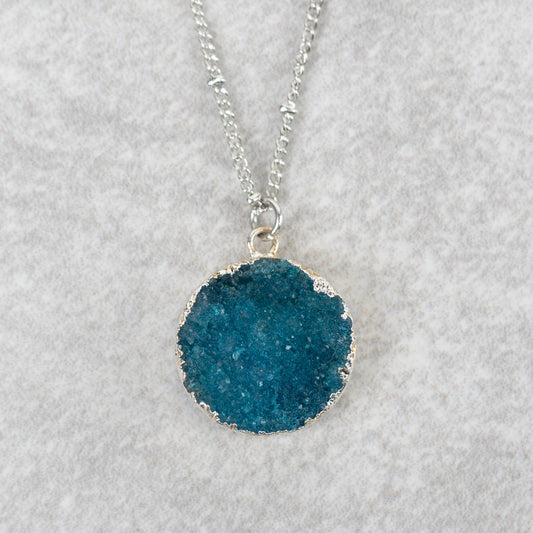 Necklace rnd geode pend druzy stn/br 23L silv/blue