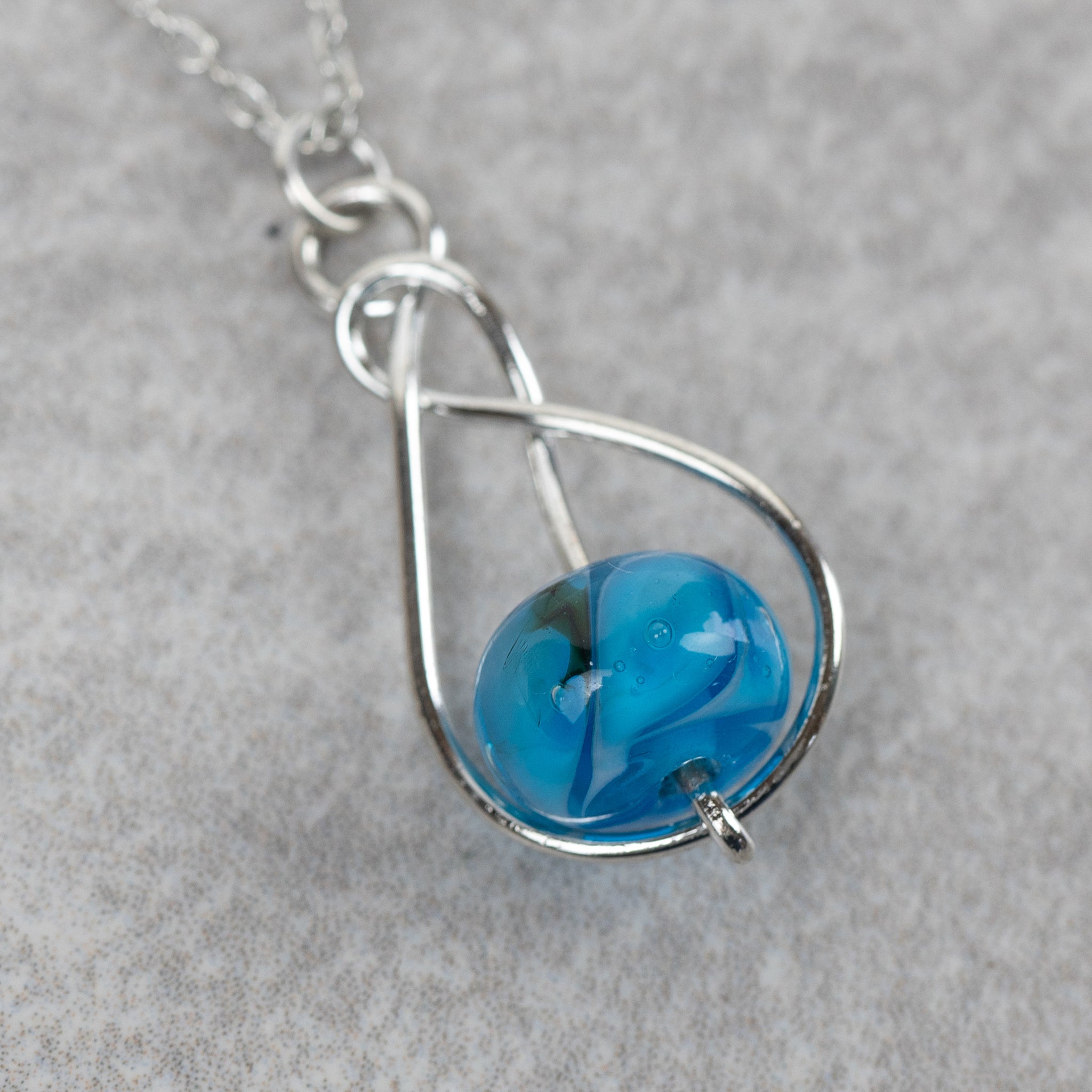 Necklace marble in swirl brss/glss 19L silv/blue