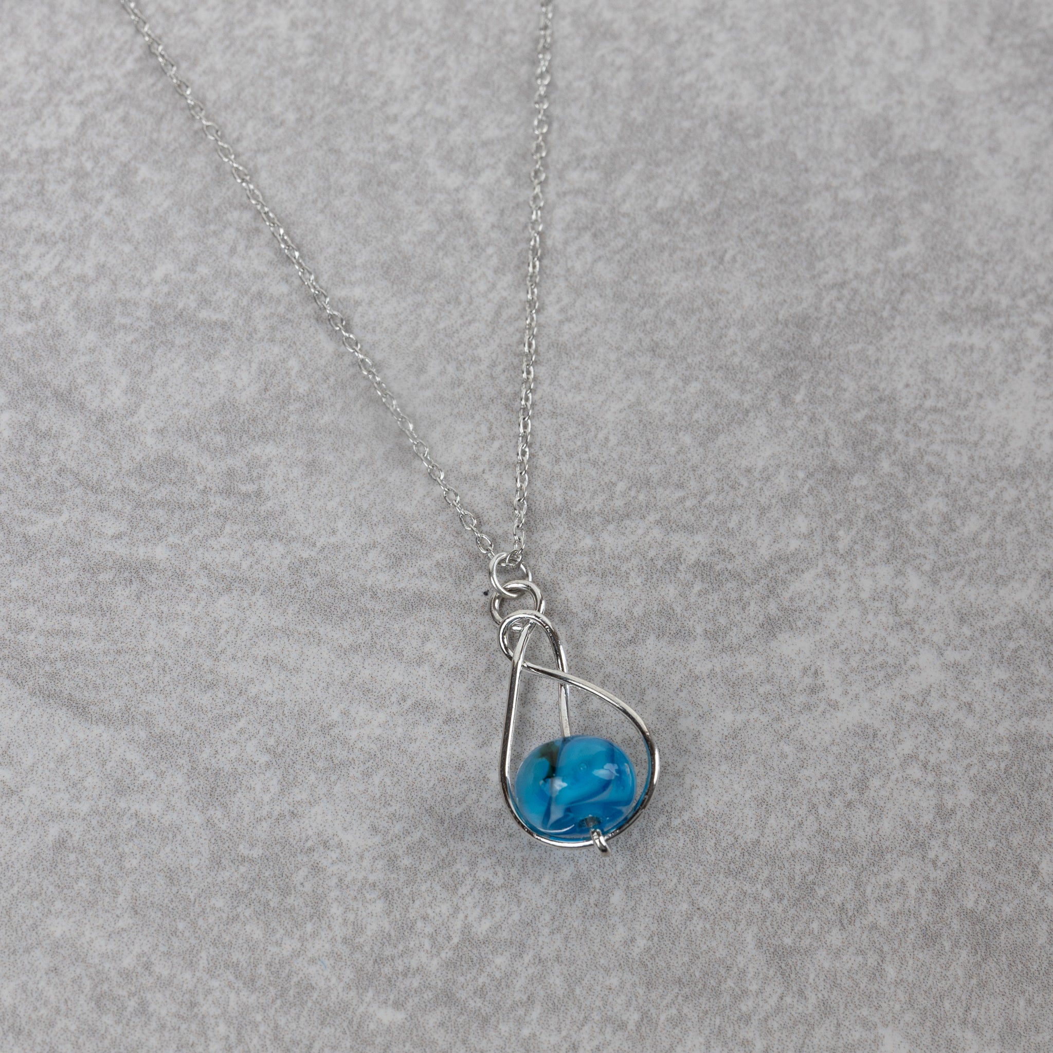 Necklace marble in swirl brss/glss 19L silv/blue