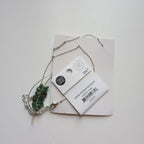 Necklace green leaf pend brass/stone 23L silv/grn
