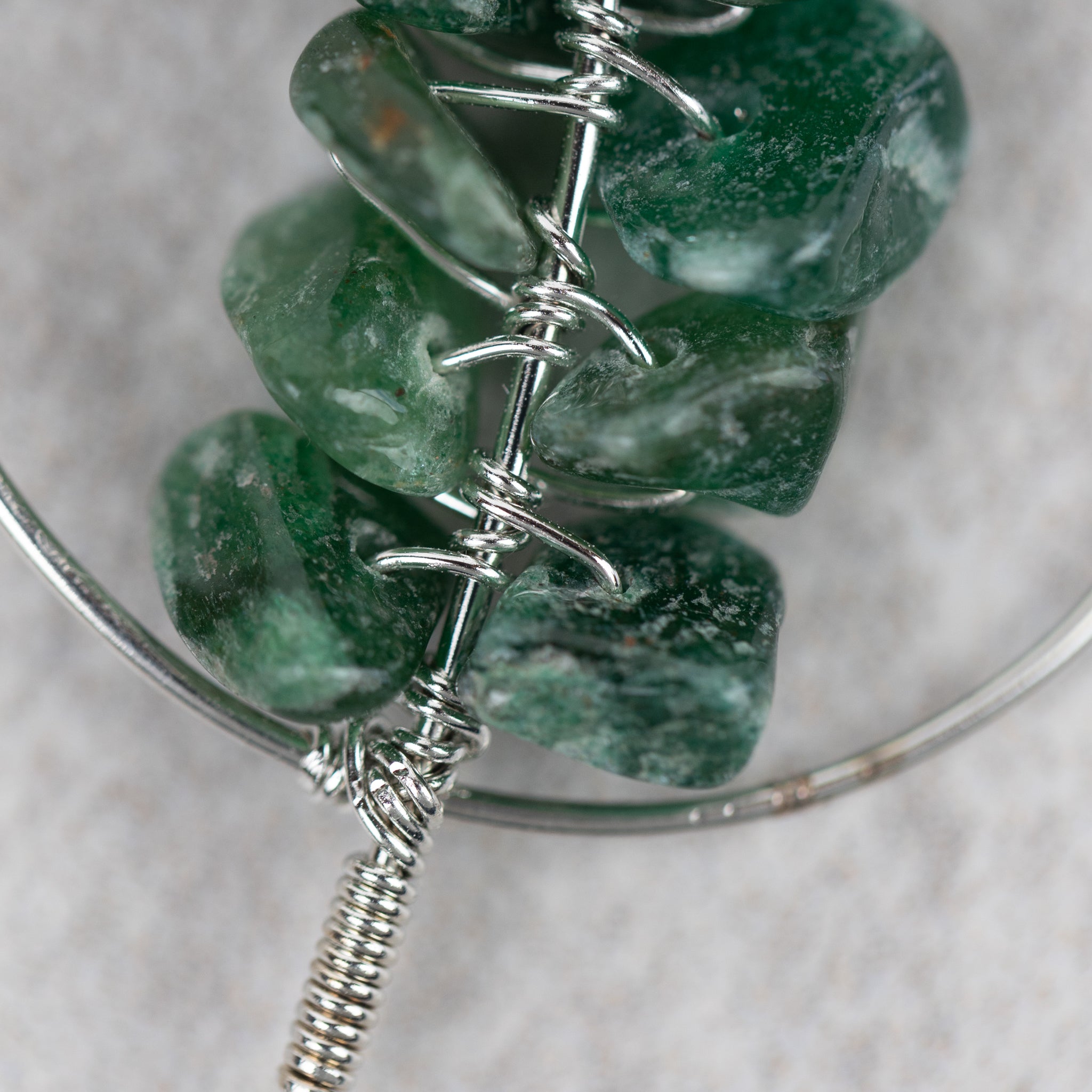 Necklace green leaf pend brass/stone 23L silv/grn