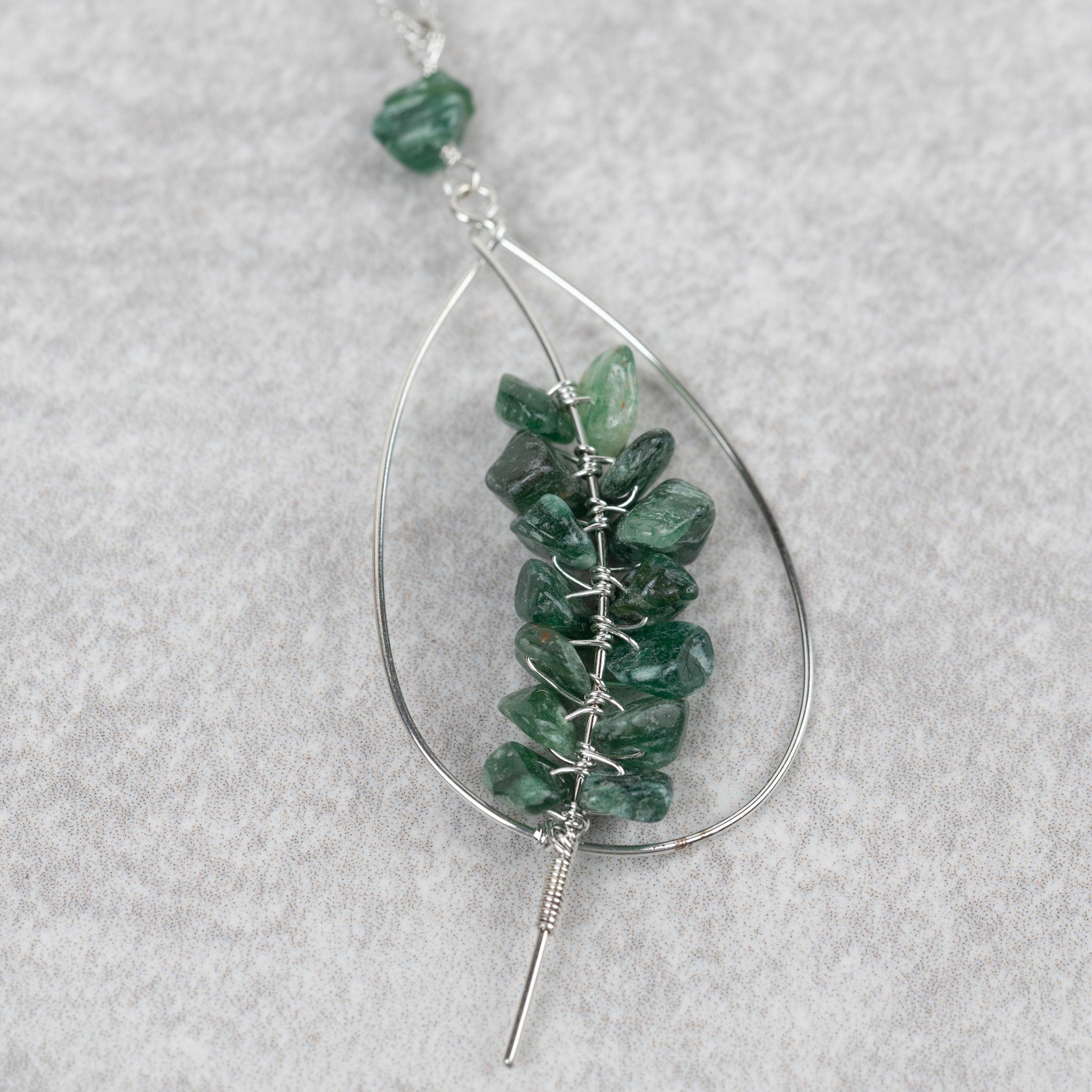 Necklace green leaf pend brass/stone 23L silv/grn