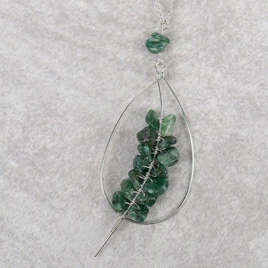 Necklace green leaf pend brass/stone 23L silv/grn