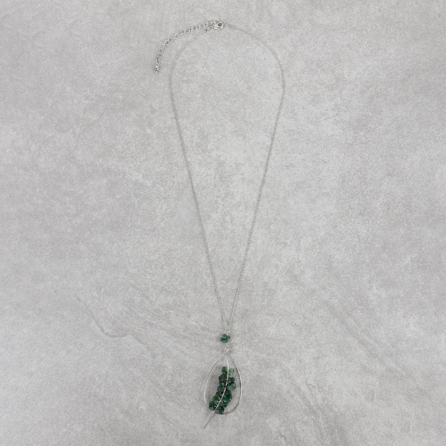 Necklace green leaf pend brass/stone 23L silv/grn
