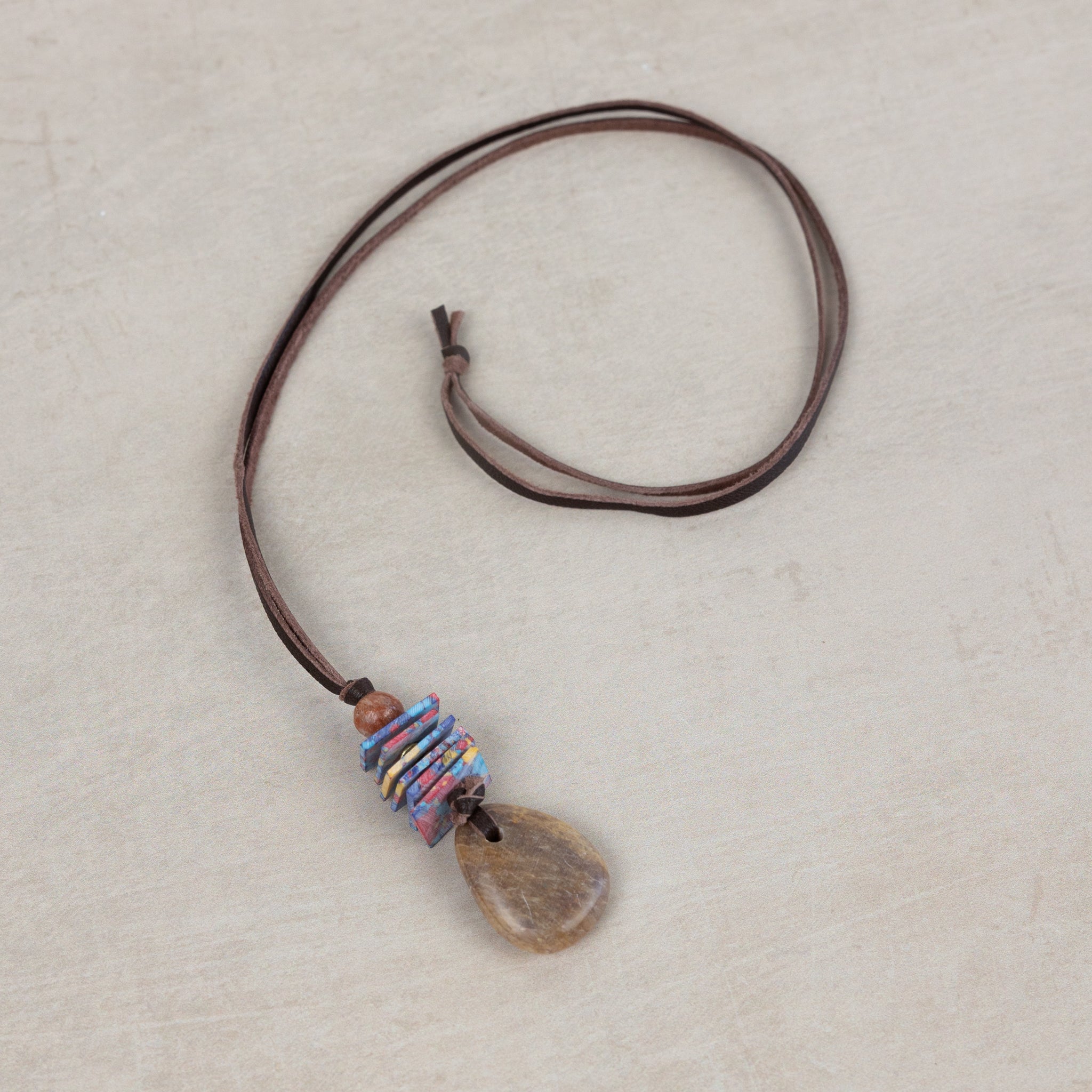 Necklace pend chips clay/stn/lthr 27L brn/multi