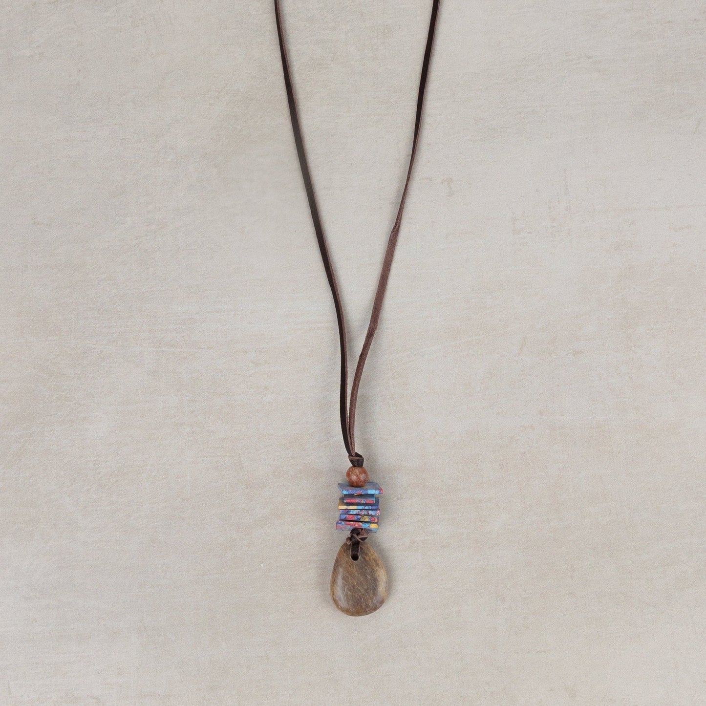 Necklace pend chips clay/stn/lthr 27L brn/multi