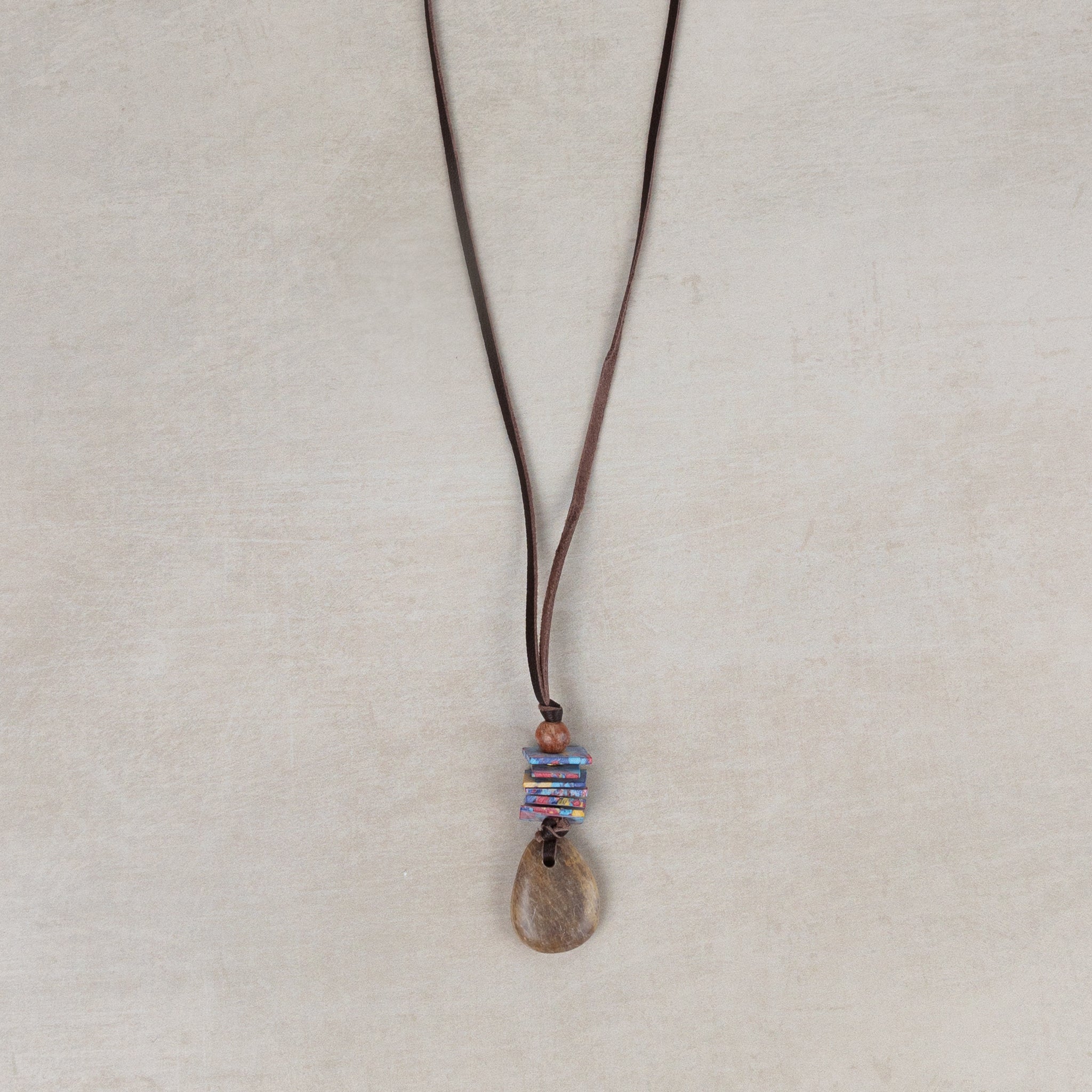 Necklace pend chips clay/stn/lthr 27L brn/multi