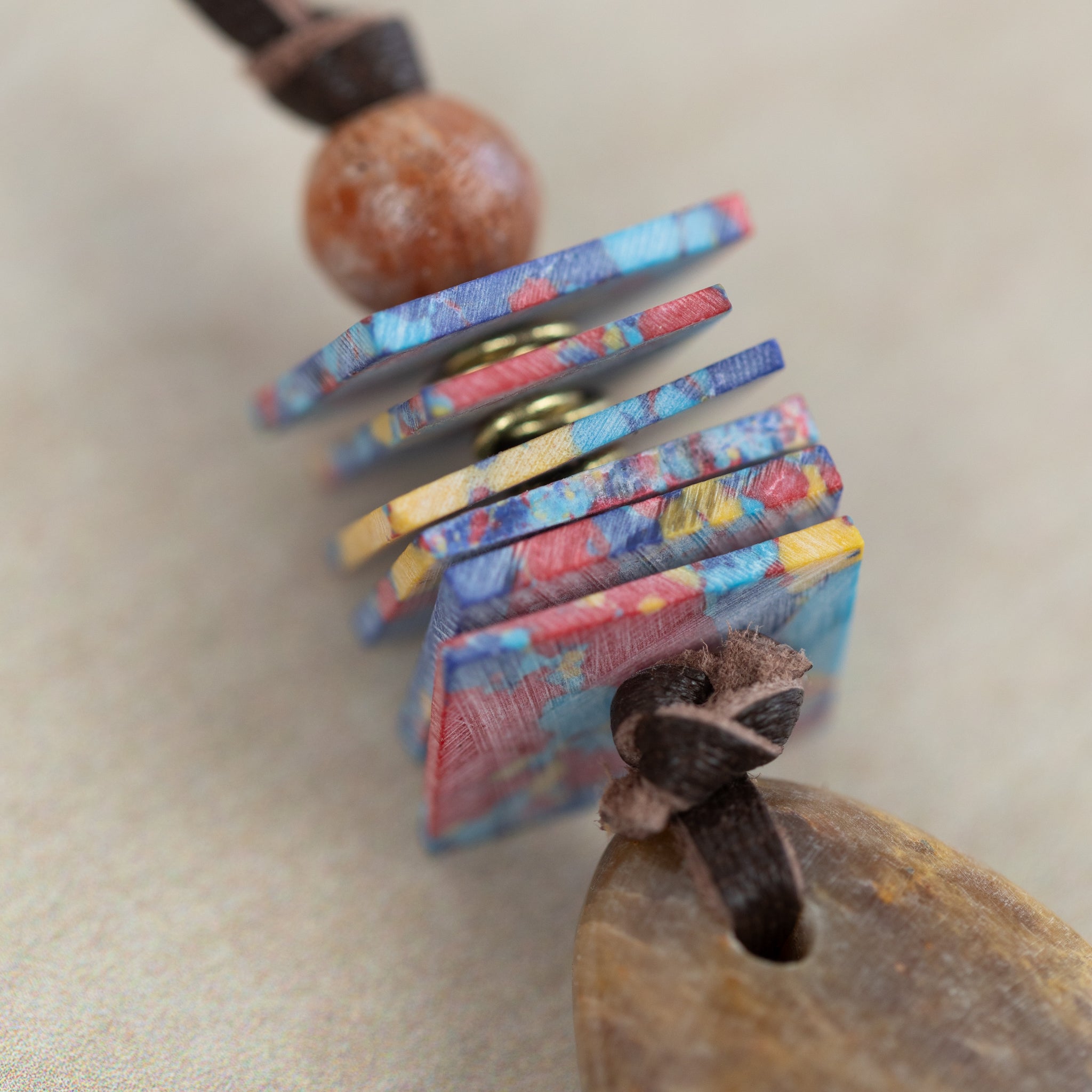 Necklace pend chips clay/stn/lthr 27L brn/multi