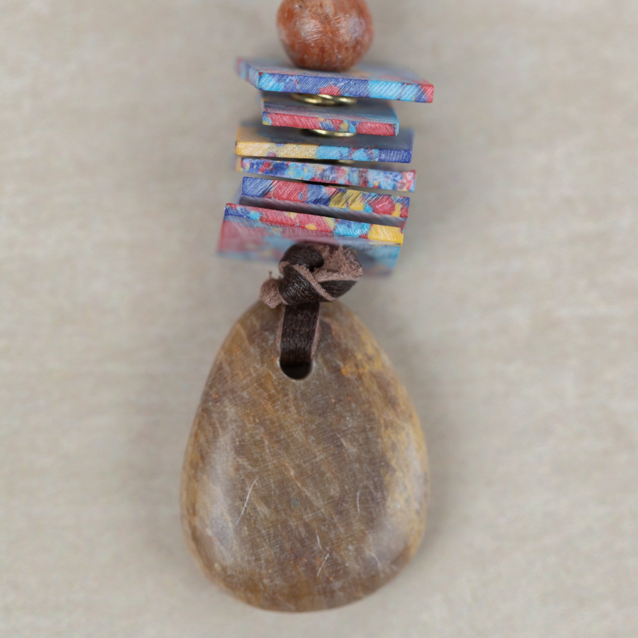 Necklace pend chips clay/stn/lthr 27L brn/multi