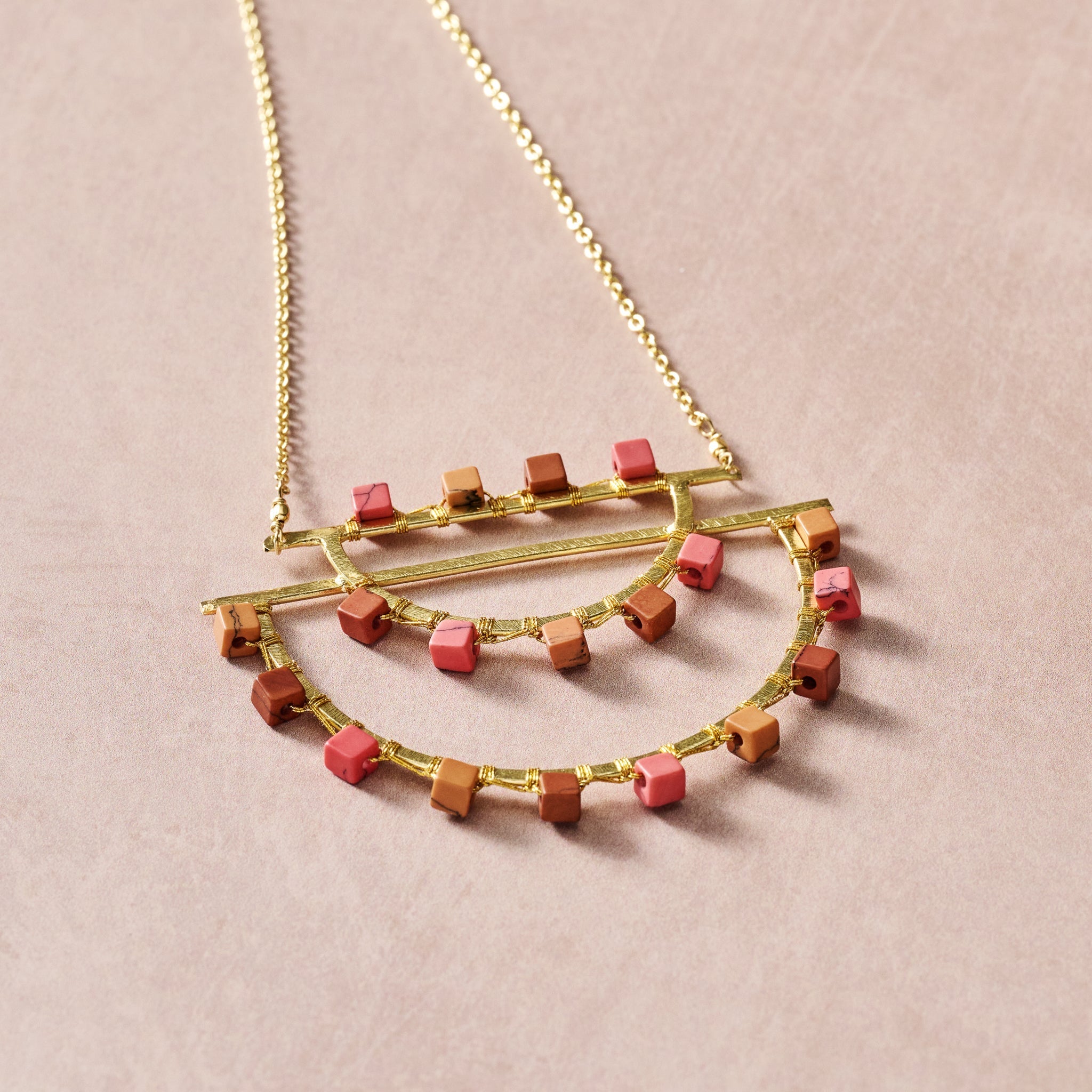 Necklace half crcl pend br/clay 26L br/orng/tan