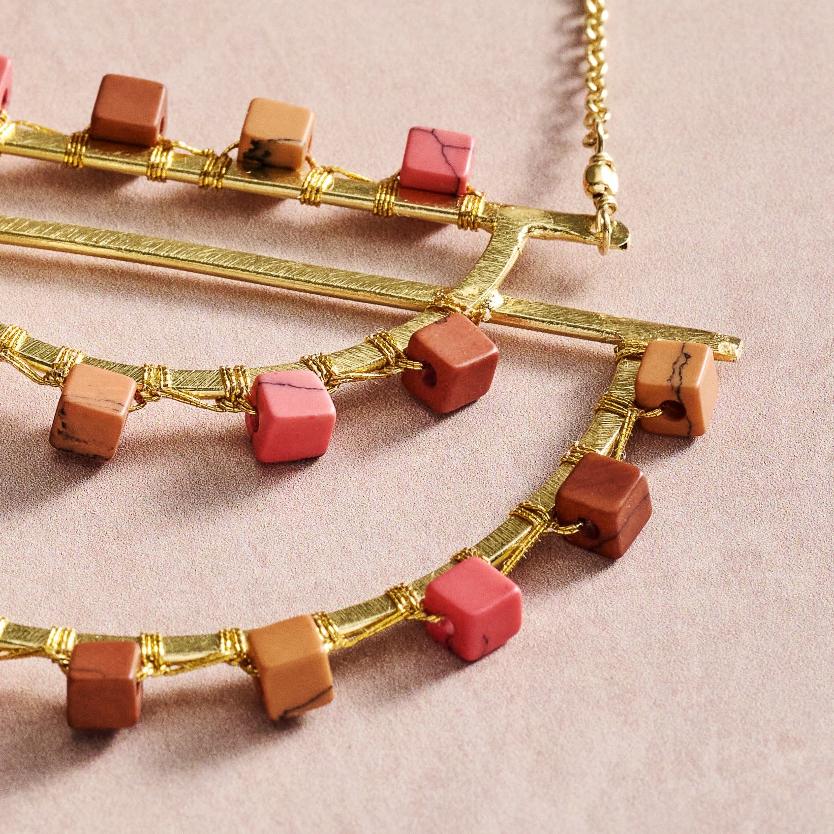 Necklace half crcl pend br/clay 26L br/orng/tan