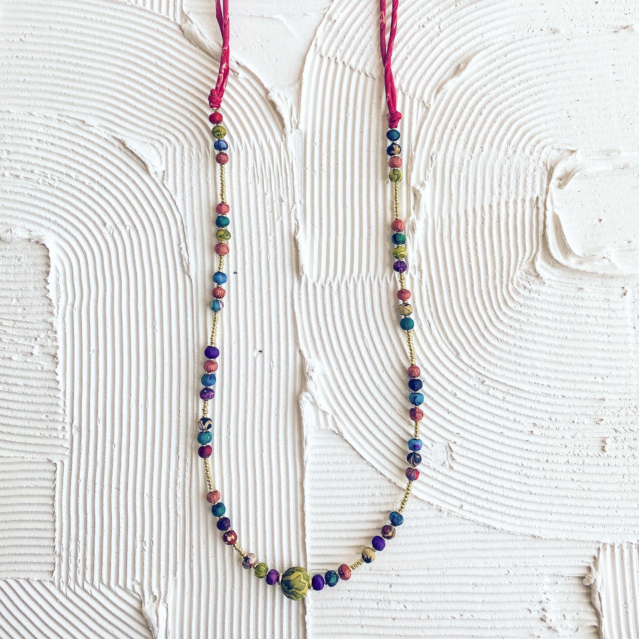 Necklace bead recyc sari/brss 30L adj brss/rd/blu