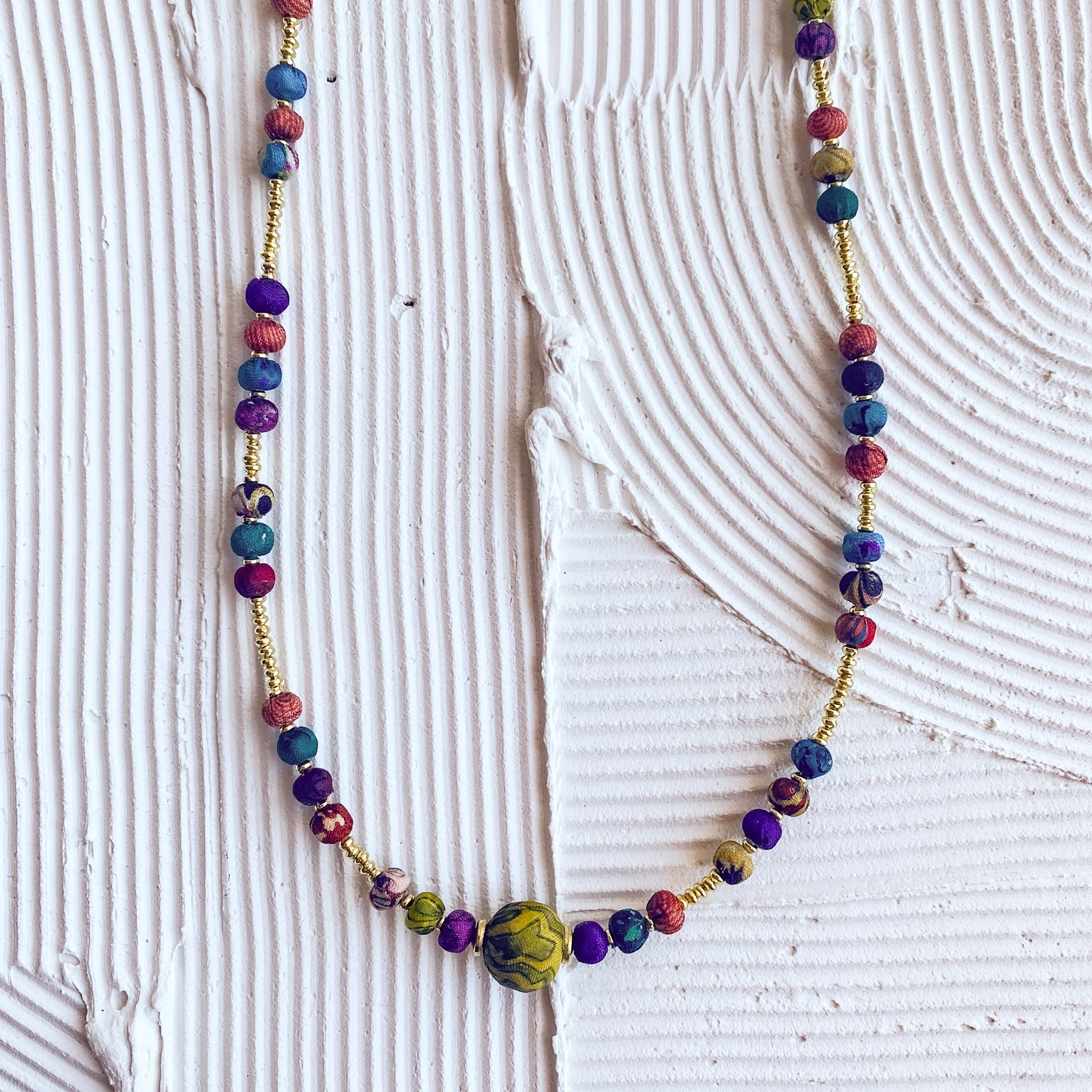 Necklace bead recyc sari/brss 30L adj brss/rd/blu
