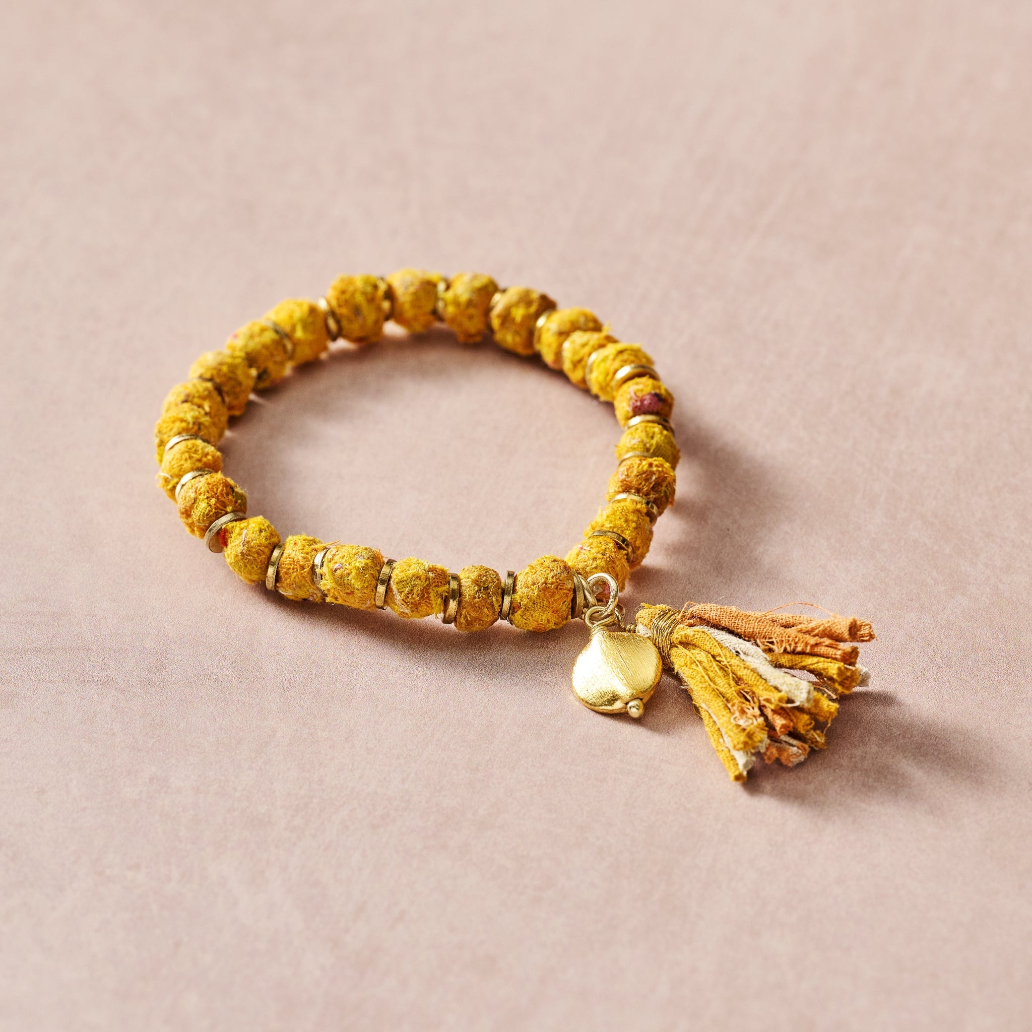 Bracelet beaded w/tassel sari/brss 2.5D yel/brss