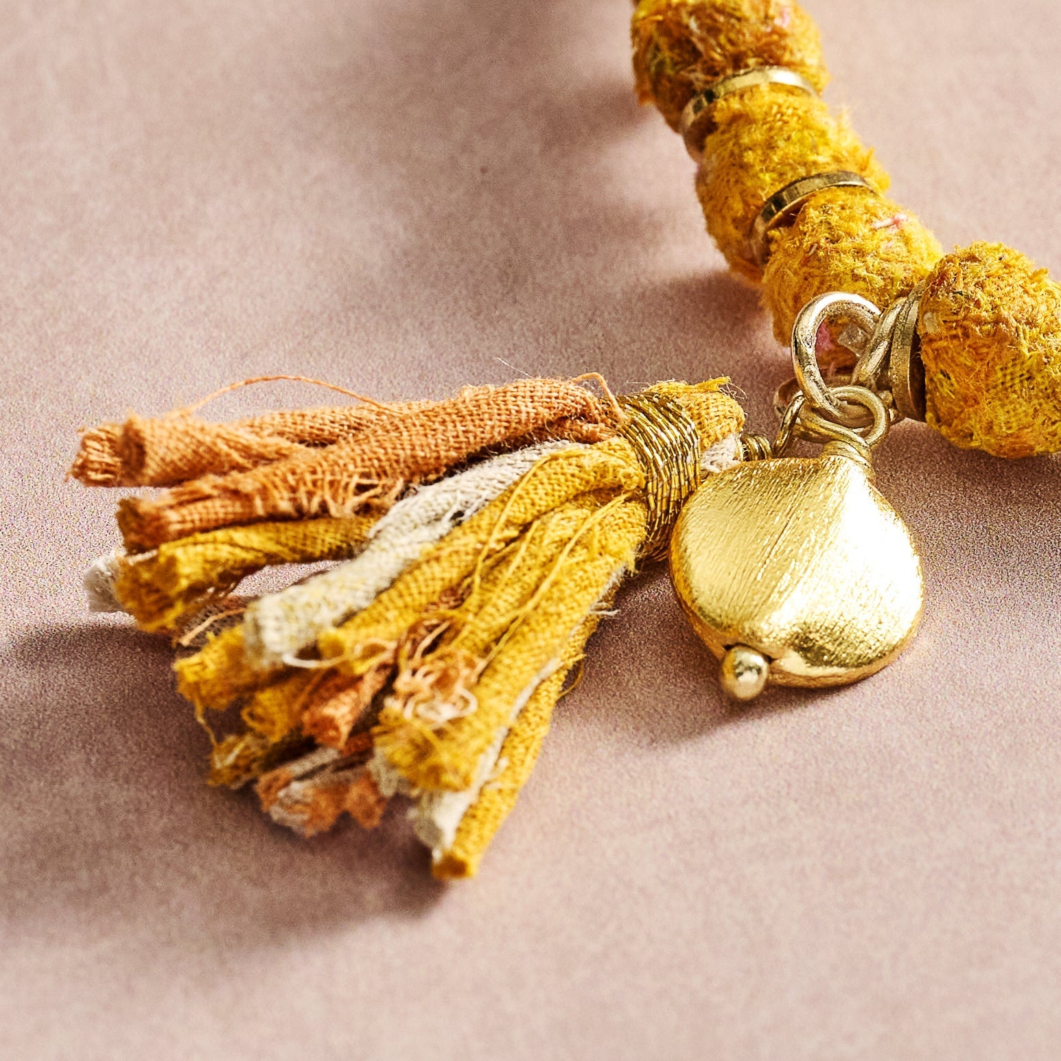 Bracelet beaded w/tassel sari/brss 2.5D yel/brss