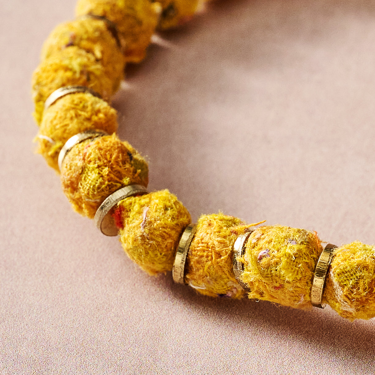Bracelet beaded w/tassel sari/brss 2.5D yel/brss