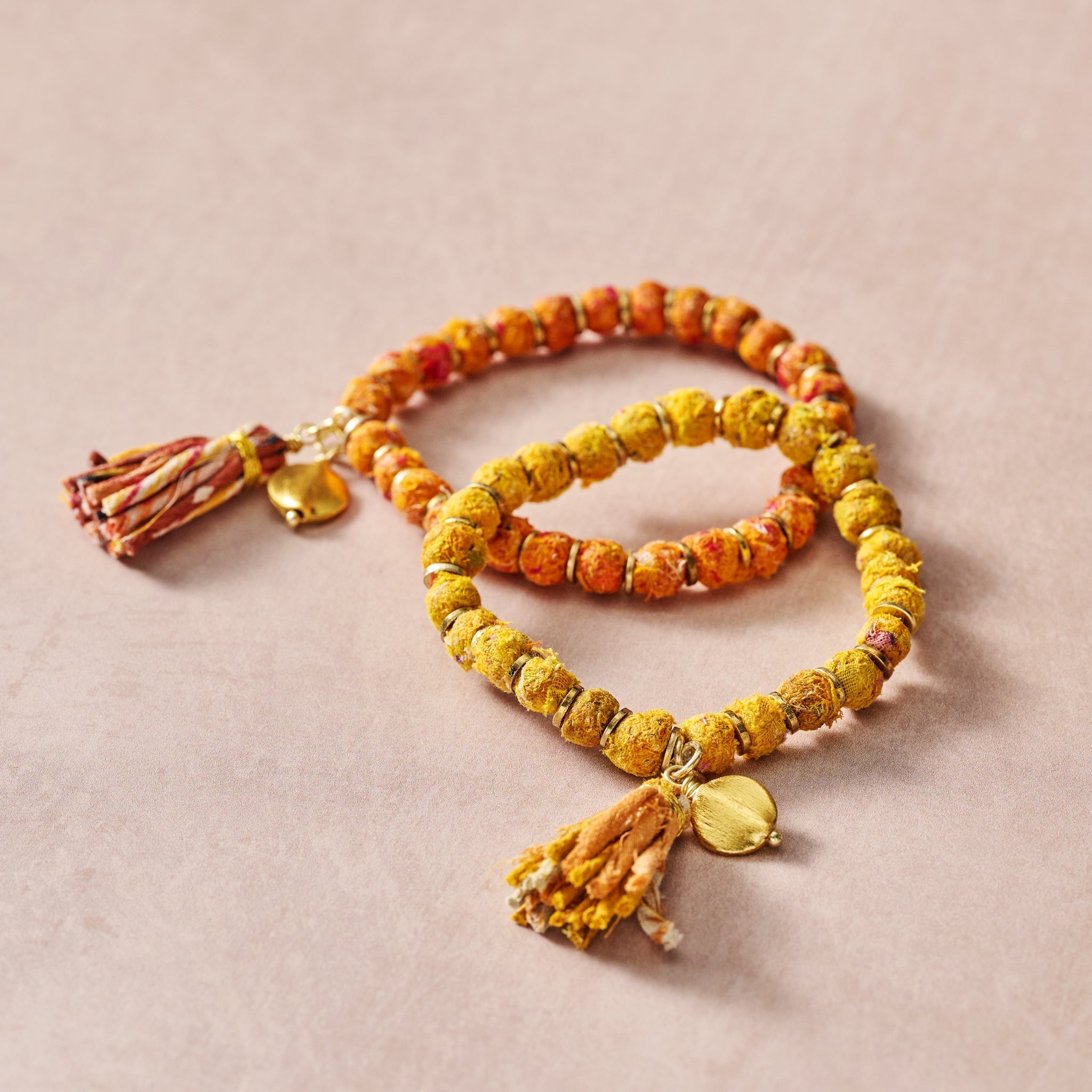 Bracelet beaded w/tassel sari/brss 2.5D yel/brss