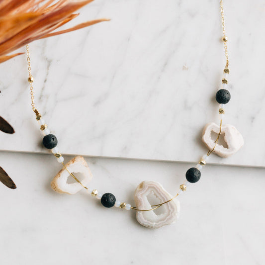 Necklace gro druzy st/glss/brss 22L ivry/gry/brss