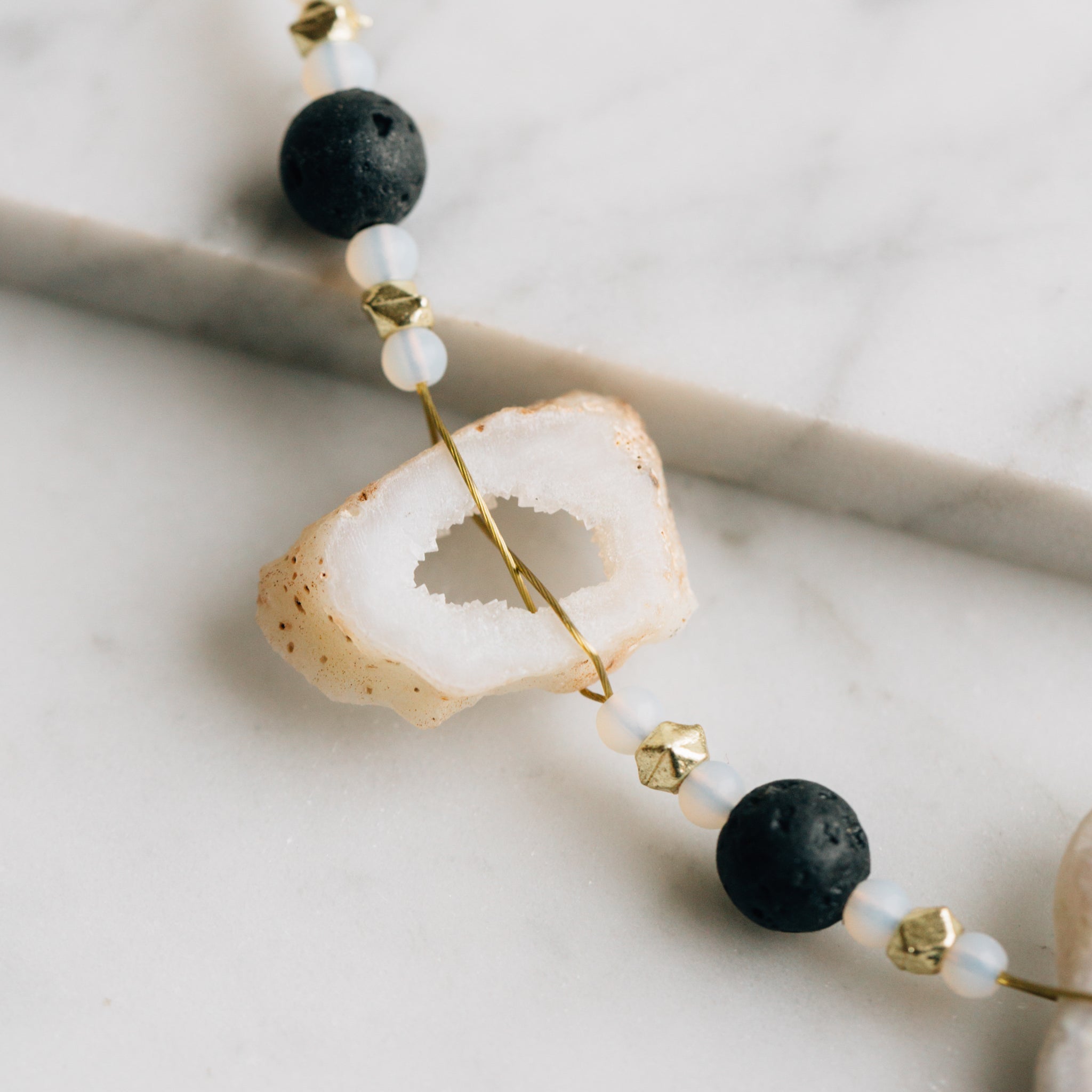 Necklace gro druzy st/glss/brss 22L ivry/gry/brss