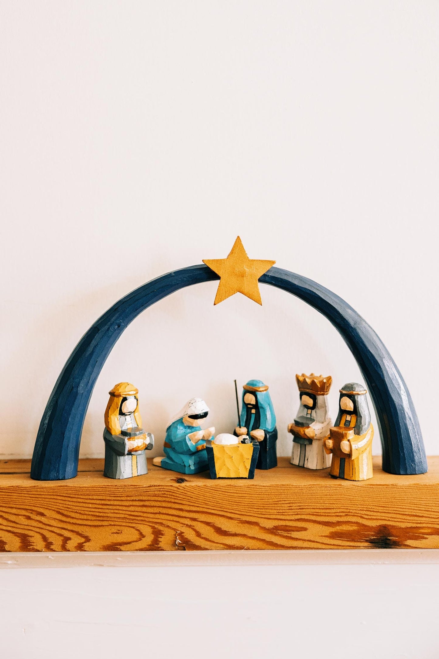 Nativity w/arch/star s/7 painted wd 8H blu/gld/wht