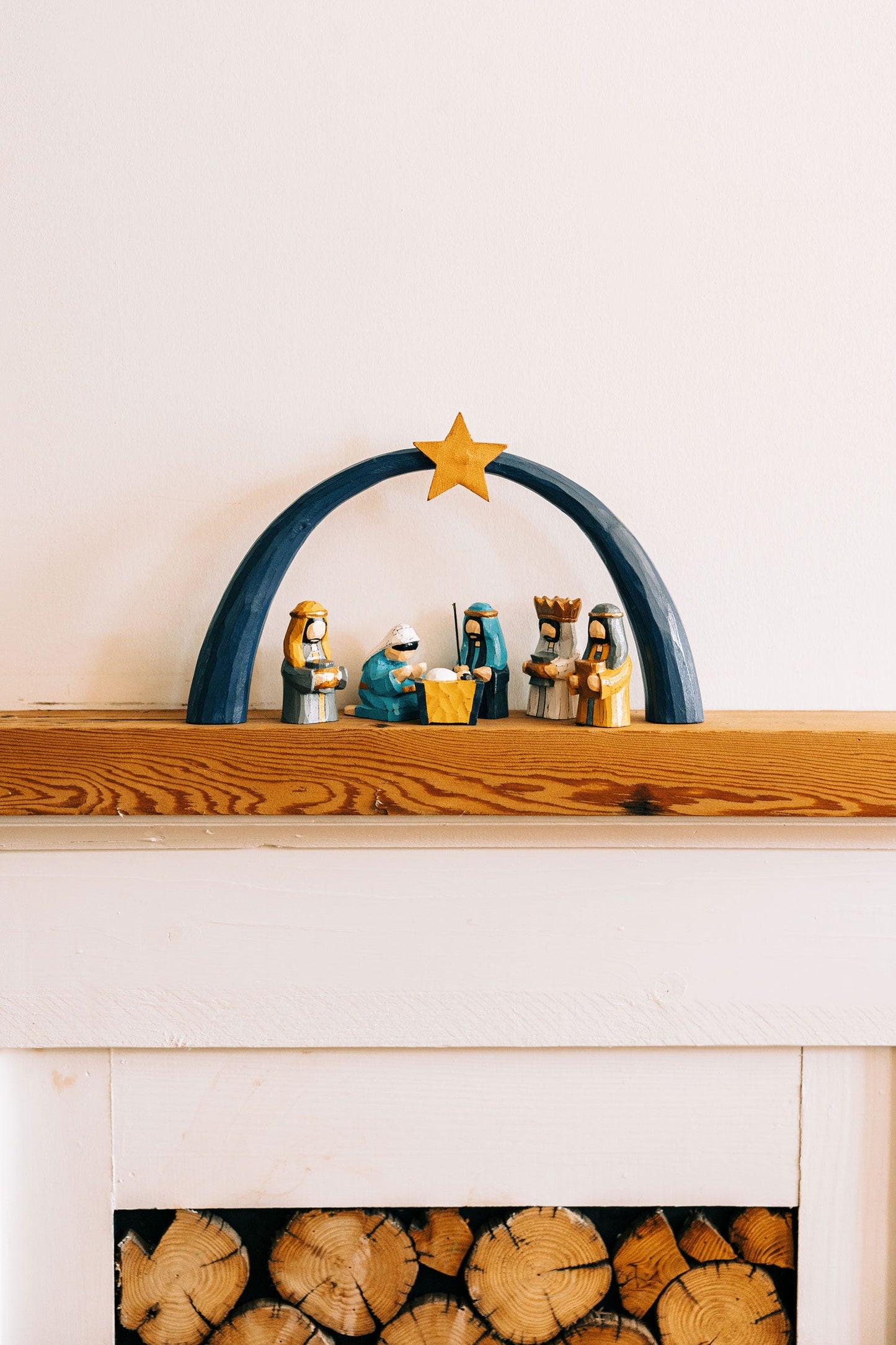 Nativity w/arch/star s/7 painted wd 8H blu/gld/wht
