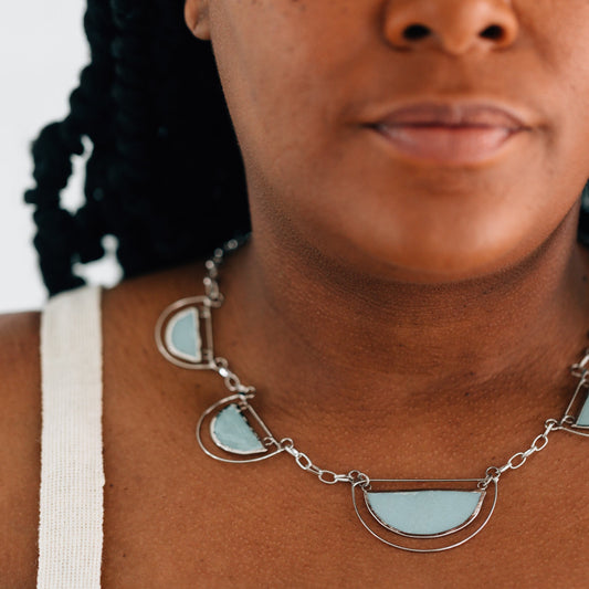 Necklace 5 semicircles capiz/mtl 19.5L light green