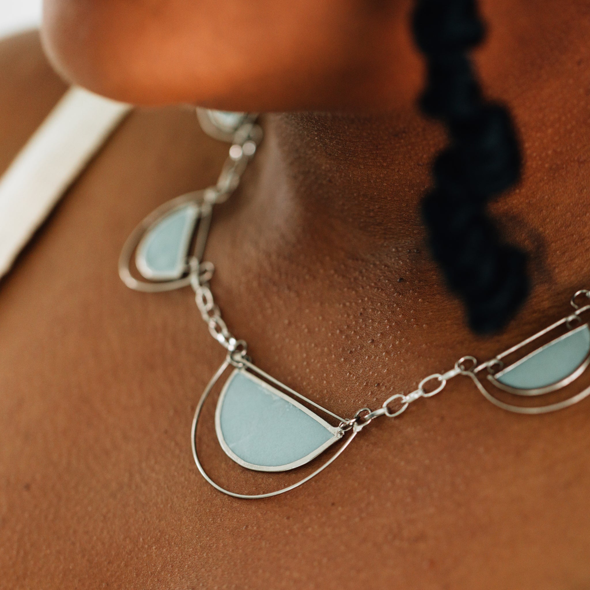 Necklace 5 semicircles capiz/mtl 19.5L light green