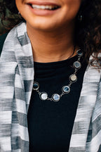Necklace linked circles capiz 22L gray/cream