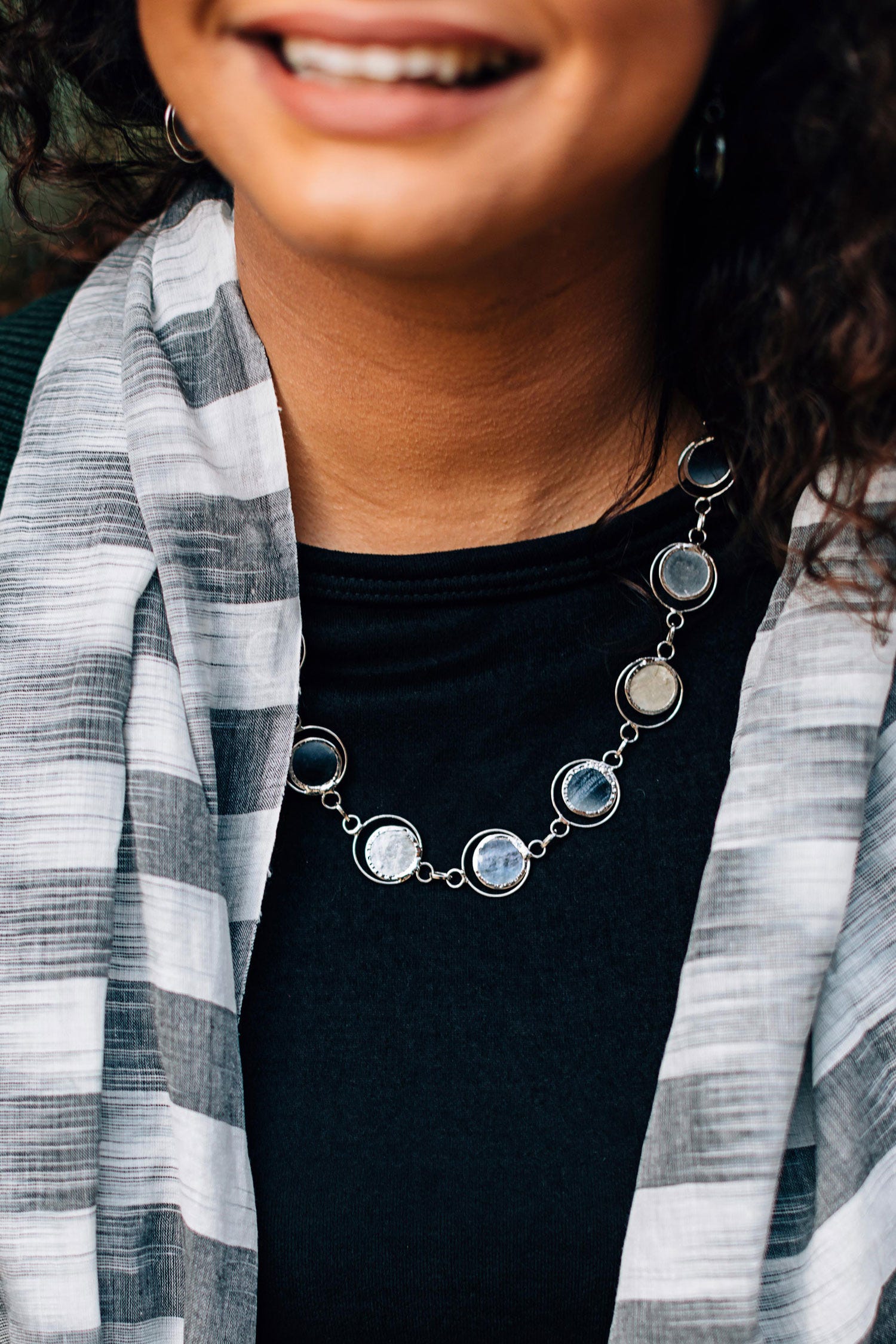 Necklace linked circles capiz 22L gray/cream