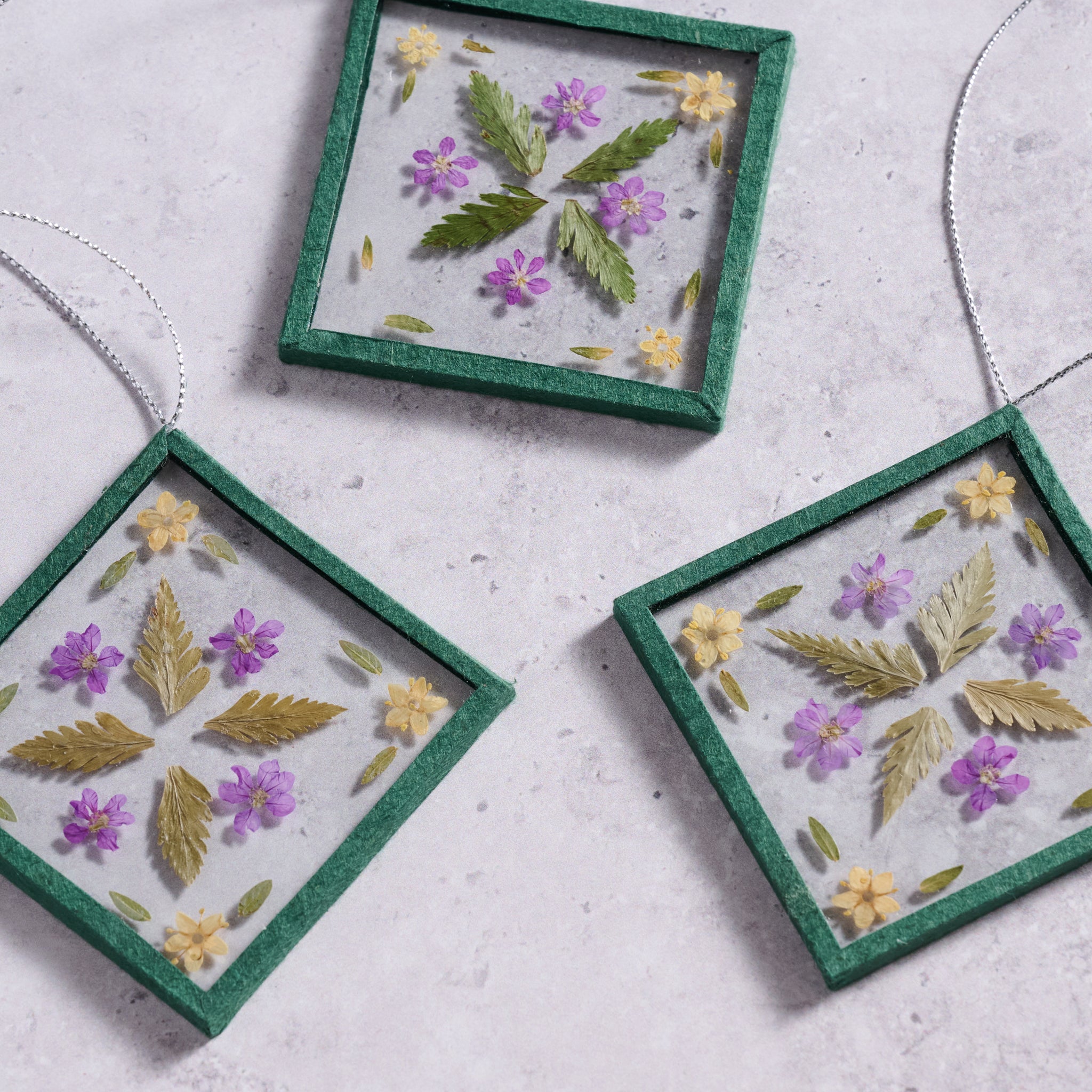 Ornament prssd flwrs M/3 glss/flwr 3.25sq grn/prpl
