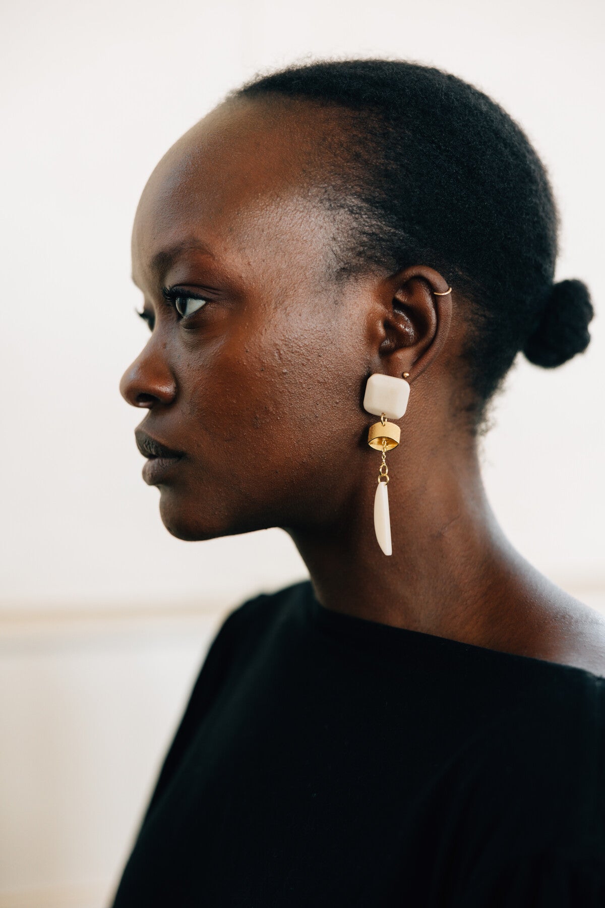 Earrings post sq/dangle bone/brass 3L cream/gold