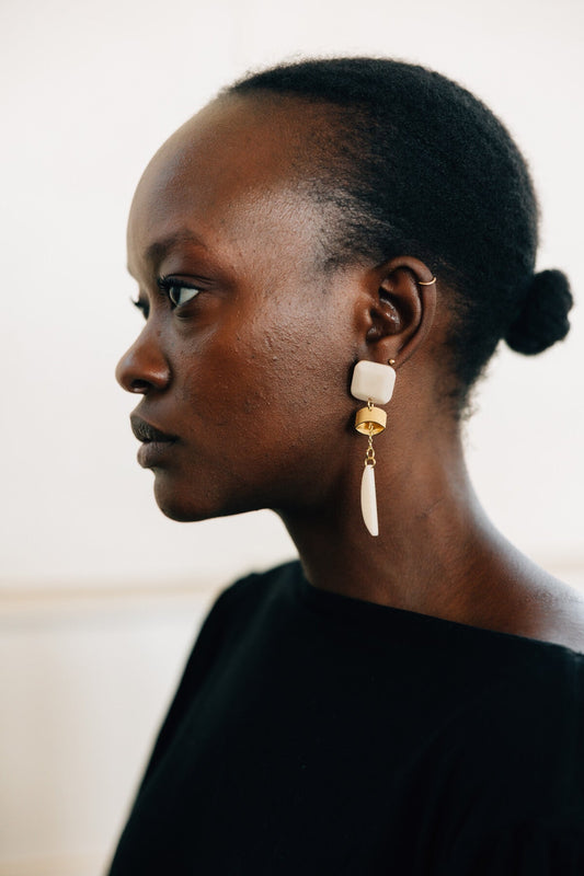 Earrings post sq/dangle bone/brass 3L cream/gold